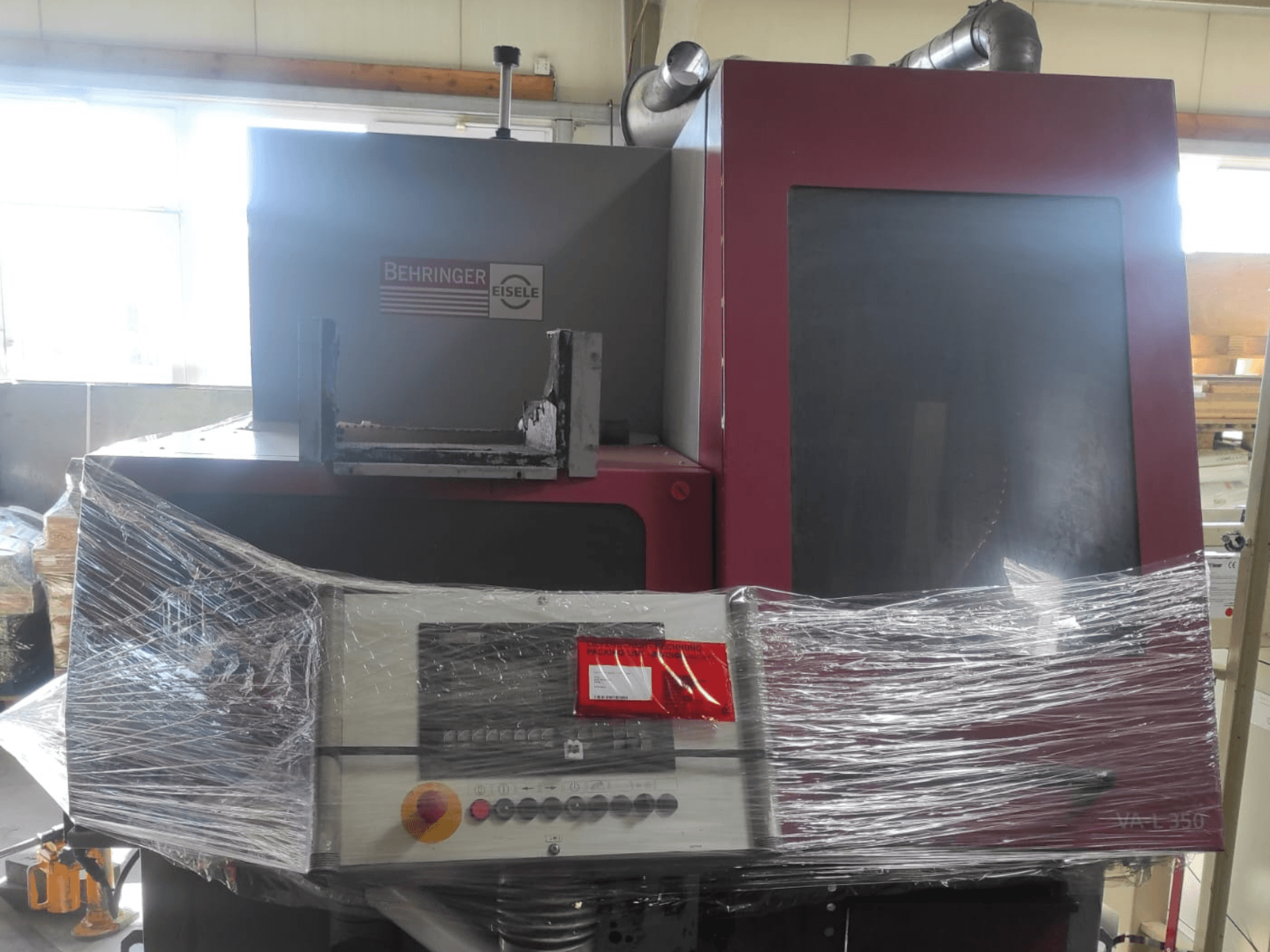 Behringer Eisele VA L 560 -kone, etukuva, muoviin kääritty, ohjauspaneeli ja painikkeet näkyvissä.