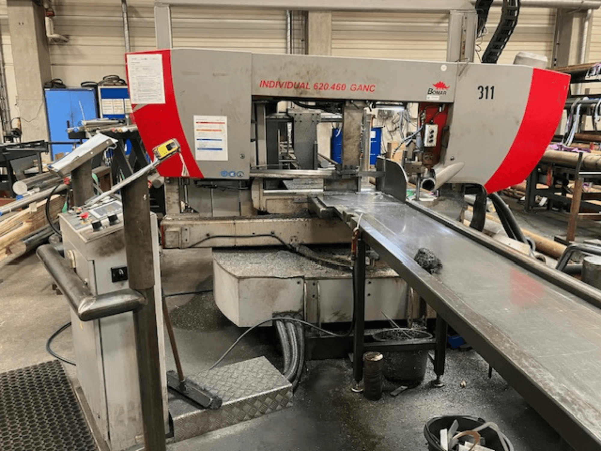 BOMAR INDIVIDUAL 620-460 GANC -vannesaha, etukuva, jossa näkyvät hallintalaitteet, leikkausalue ja teollisuusverstaan tausta.