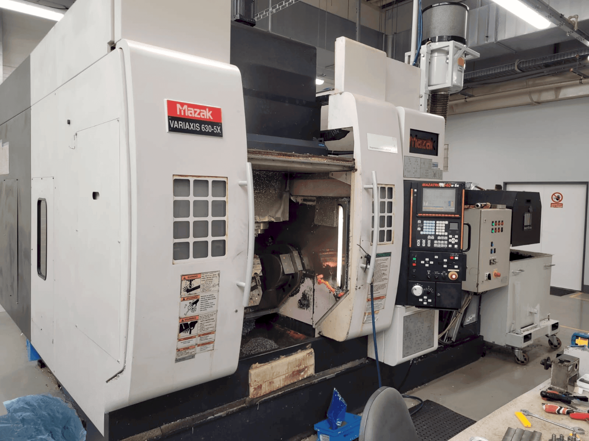 Koneen Mazak Variaxis 630-5X etunäkymä