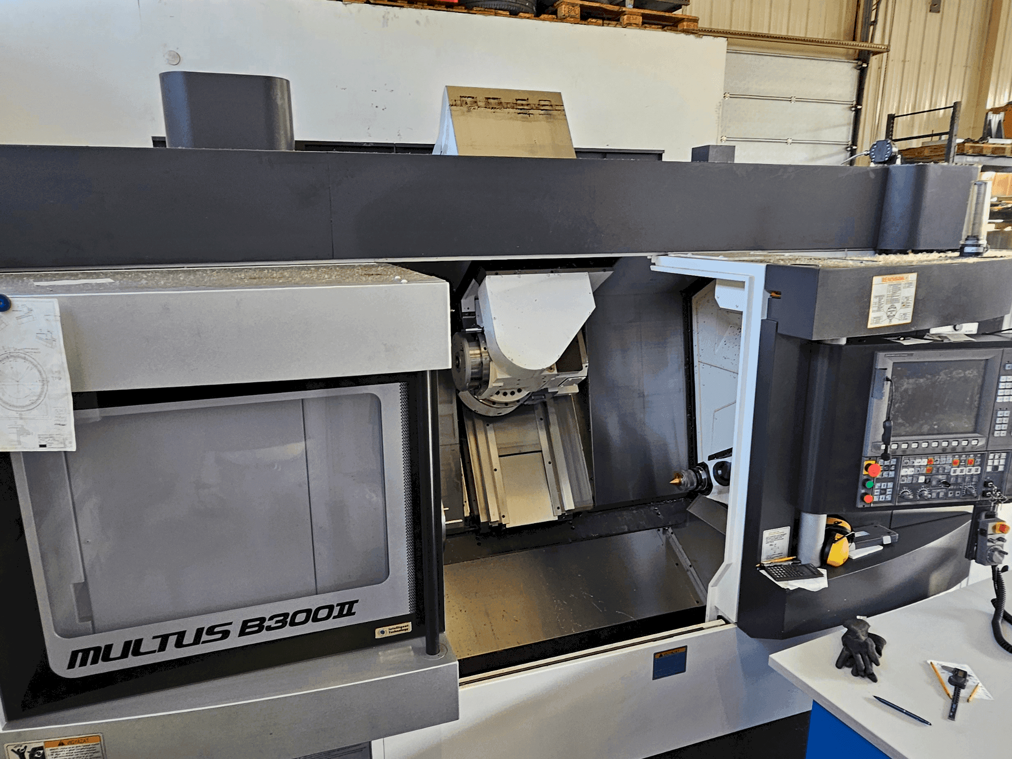 Koneen Okuma Multus B300 II etunäkymä