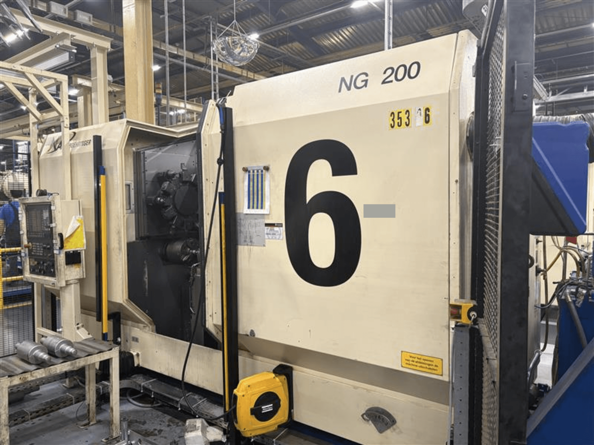 BOEHRINGER NG-200 -vaakasuuntaisen sorvauskoneen etukuva, jossa näkyvät suuret numerot ja ohjauspaneeli, tehdasasennossa.