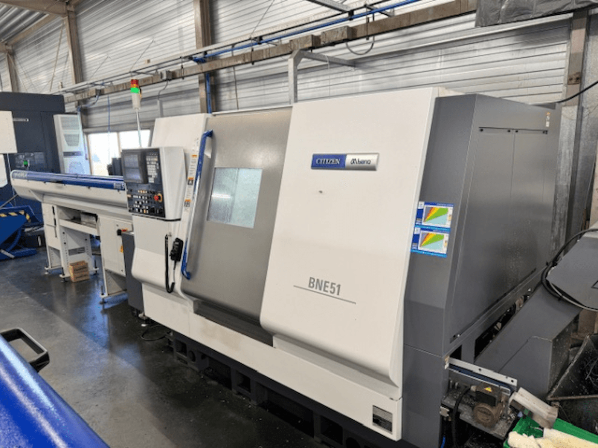 Citizen BNE-51MSY vaakasuuntainen sorvauskone, sivukuva, jossa näkyy ohjauspaneeli ja syöttömekanismi.