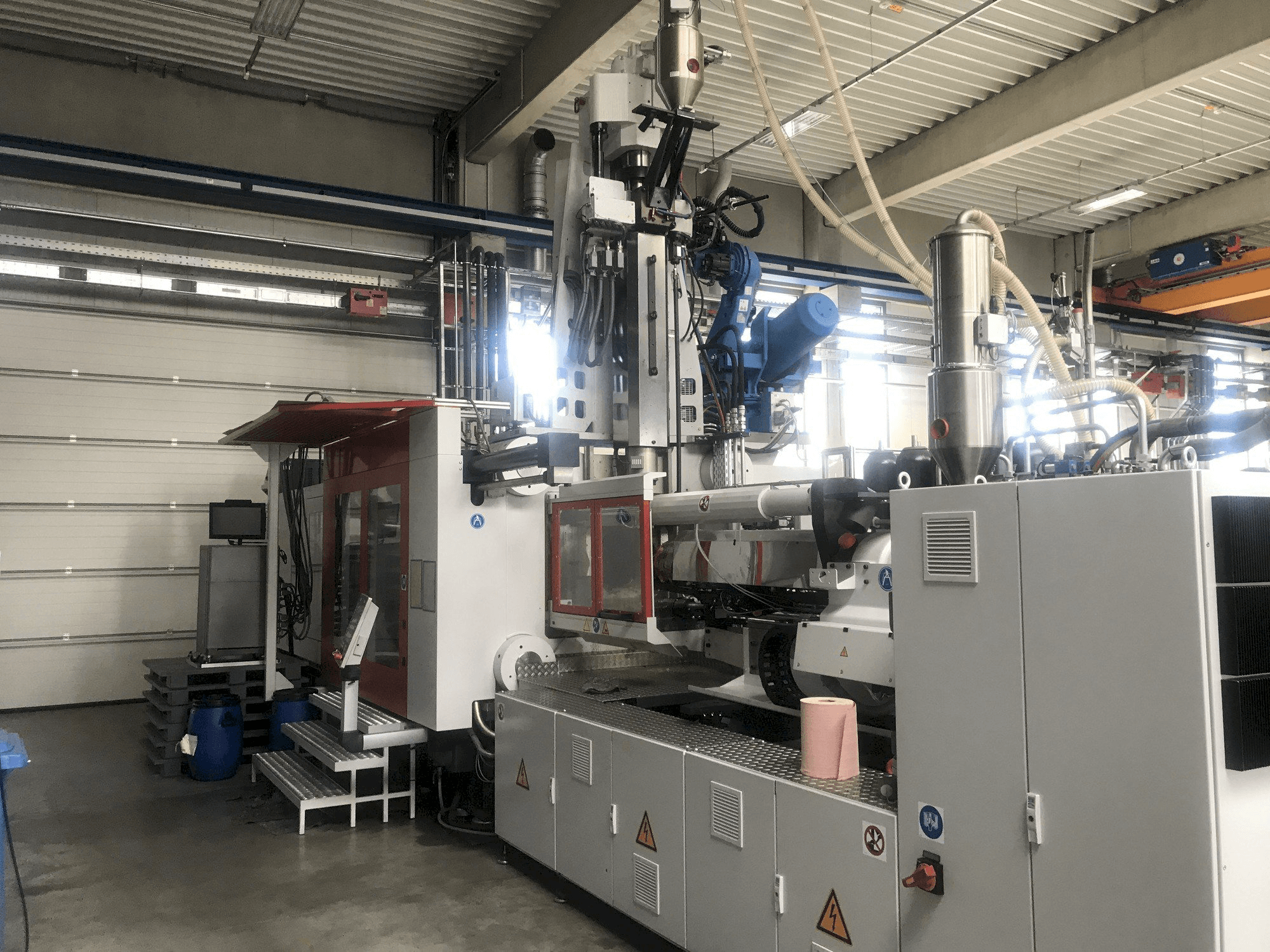 Koneen FERROMATIK MILACRON MM 800 MSW etunäkymä