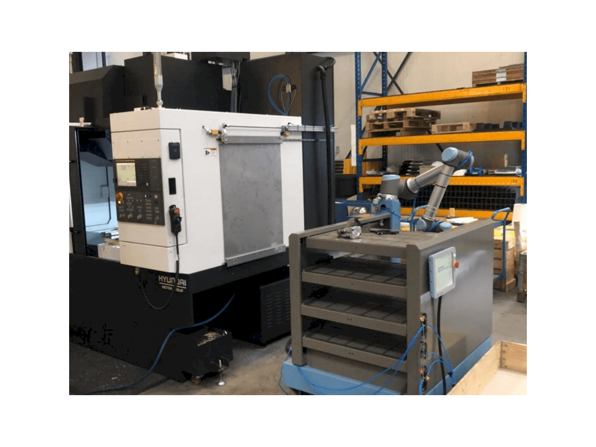 Koneen Universal Robots UR10 etunäkymä