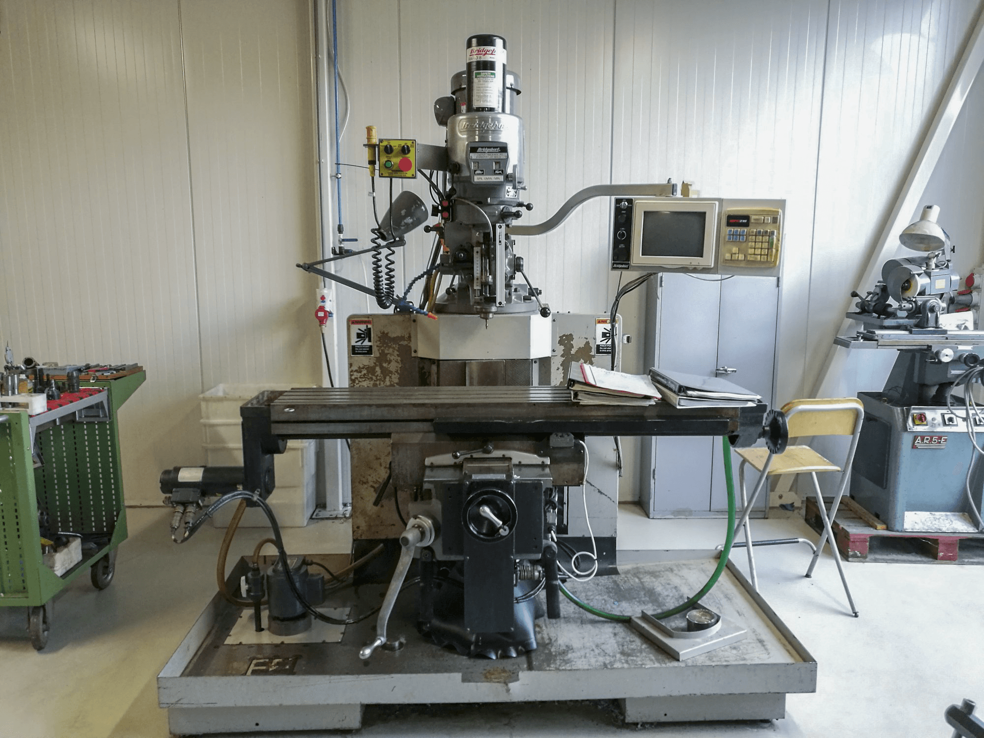 Koneen Bridgeport etunäkymäEZ TRAK DX II