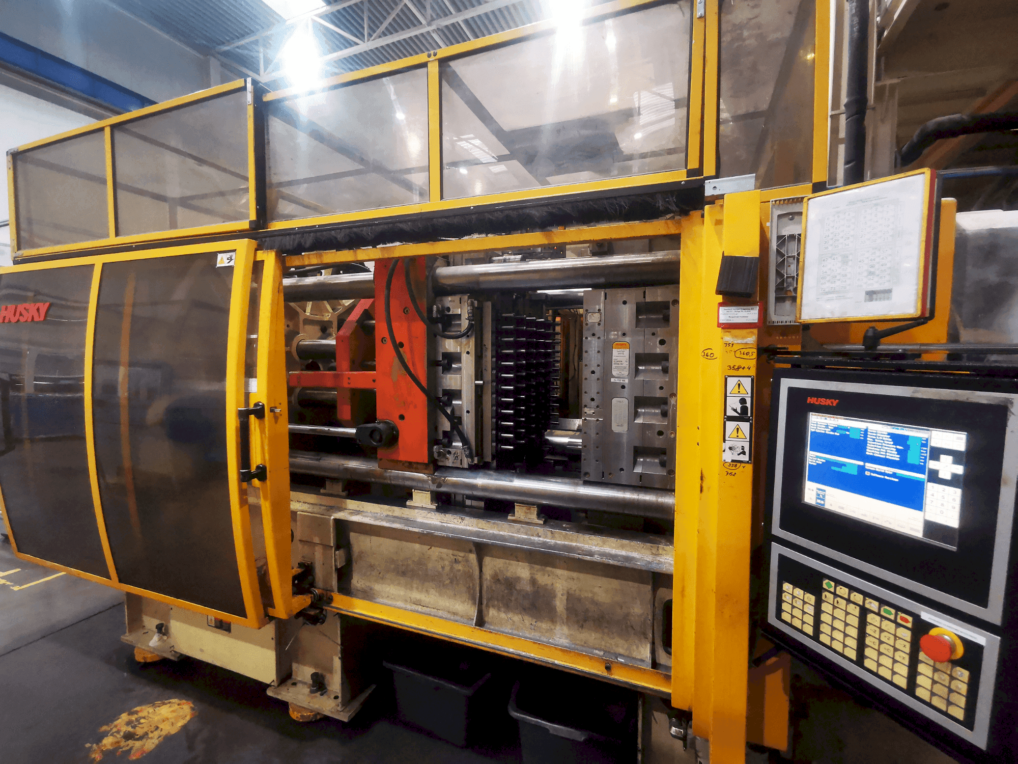 Koneen Husky GL 300PET P100/110 E12O etunäkymä