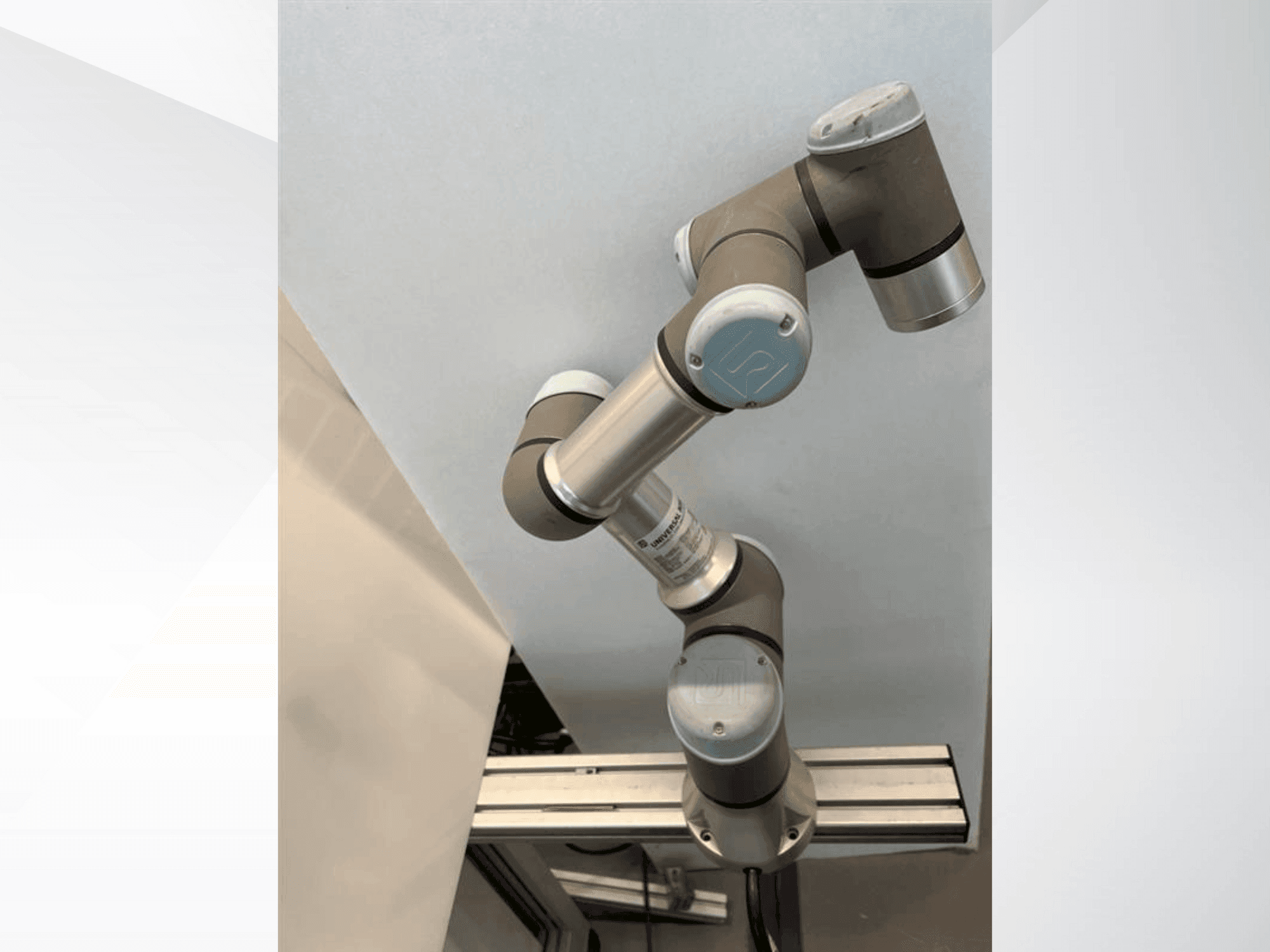 Koneen Universal Robots UR-3e etunäkymä