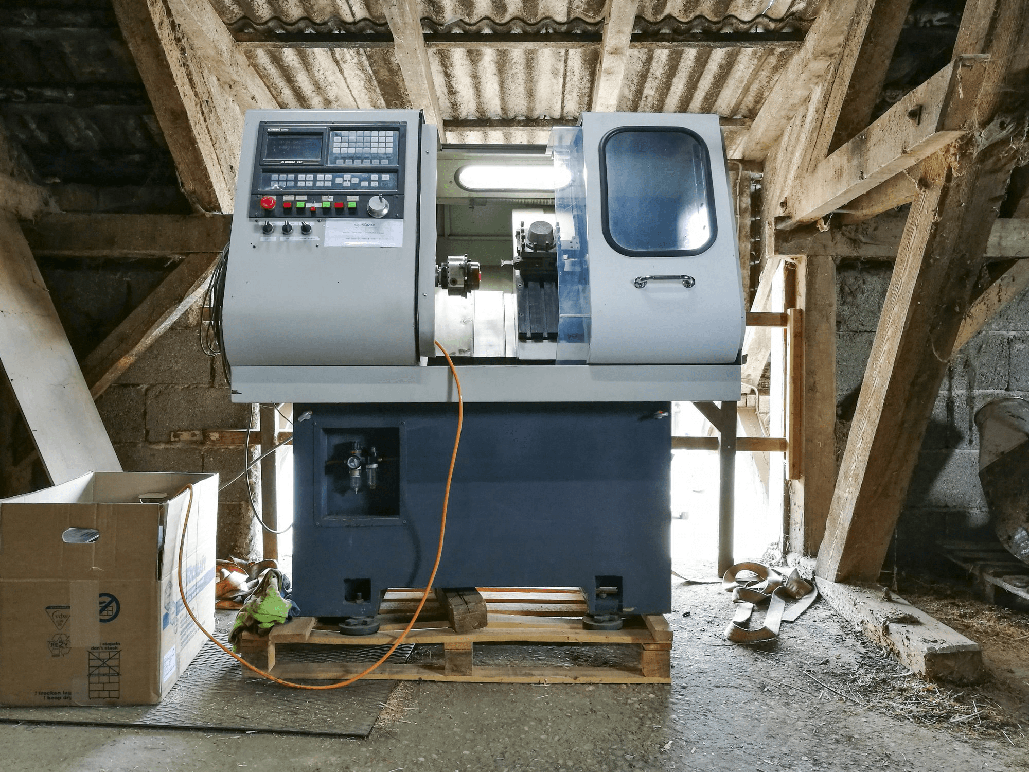 Koneen OZ-Seals etunäkymä Simploz6040 CNC