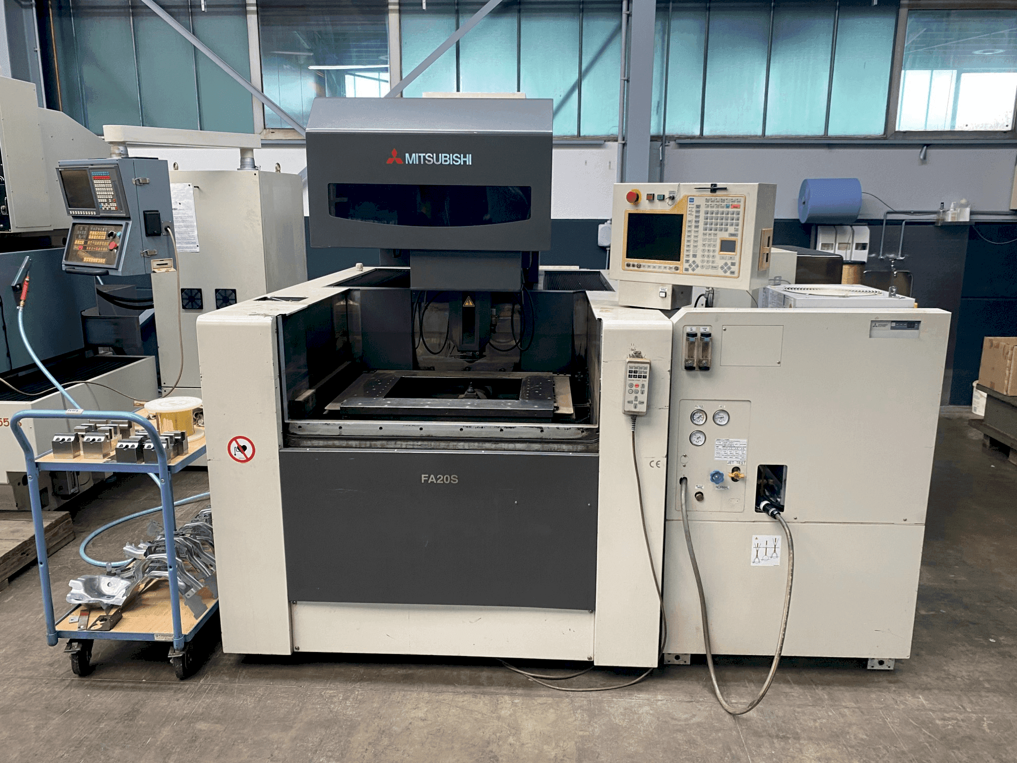 Koneen Mitsubishi FA 20 SM etunäkymä