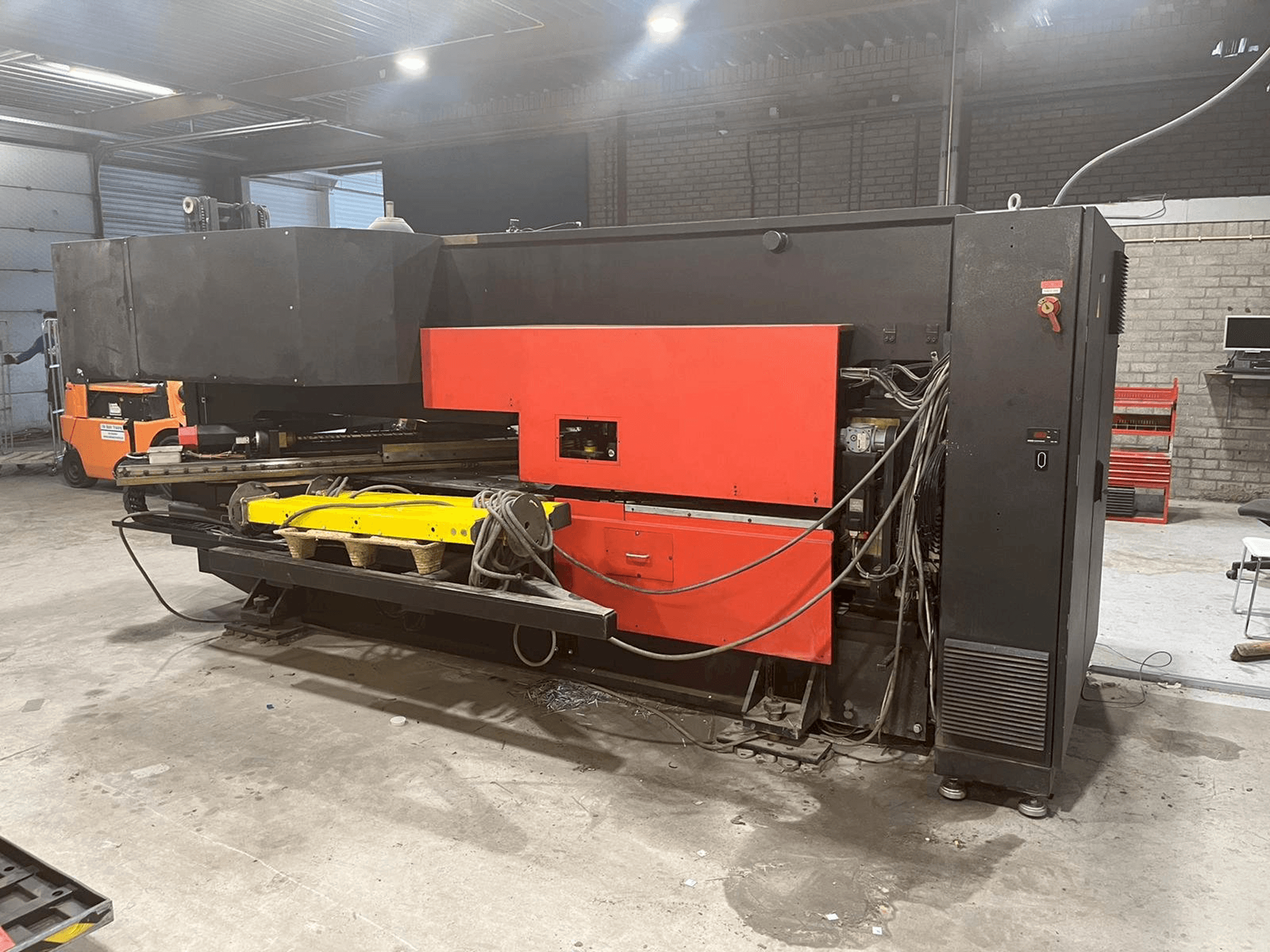 Koneen AMADA Arcade 212 etunäkymä