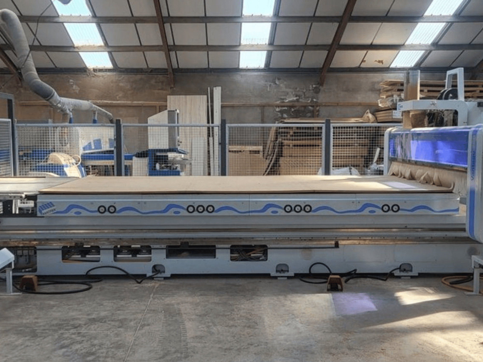 HOMAG WEEKE BHP200/VANTAGE714 CNC-jyrsin edestä kuvattuna, tilava työpöytä työpajassa.