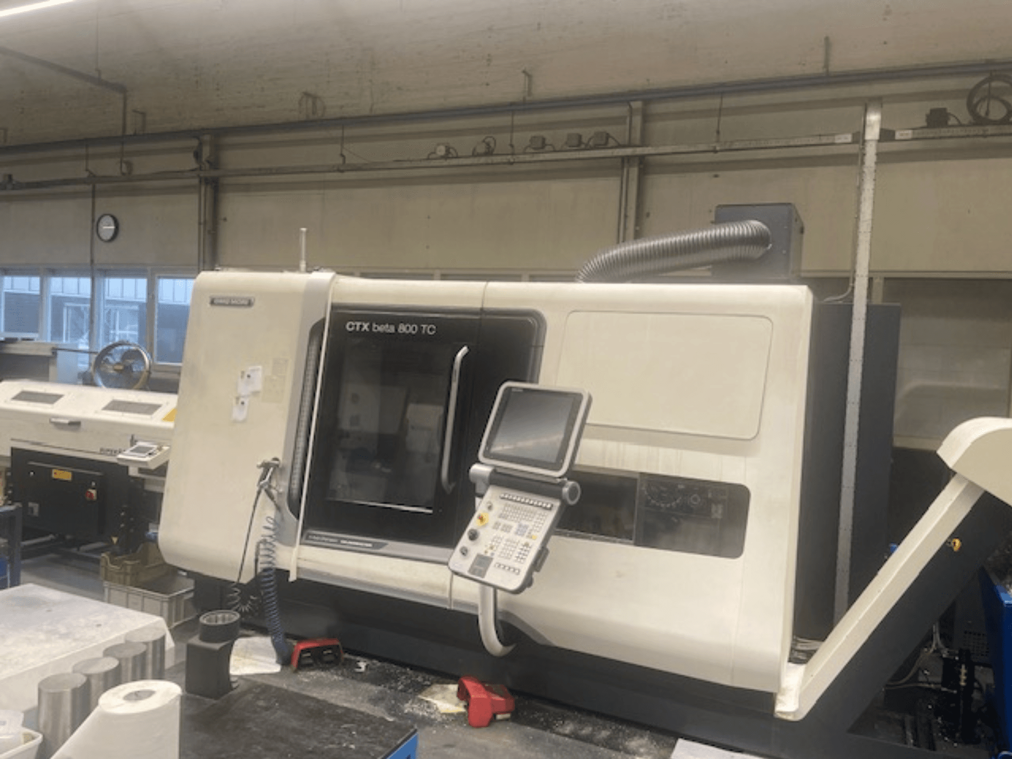 CTX beta 800 TC -kone korjaamolla; etukuva, jossa näkyy ohjauspaneeli ja pölynpoistojärjestelmä.