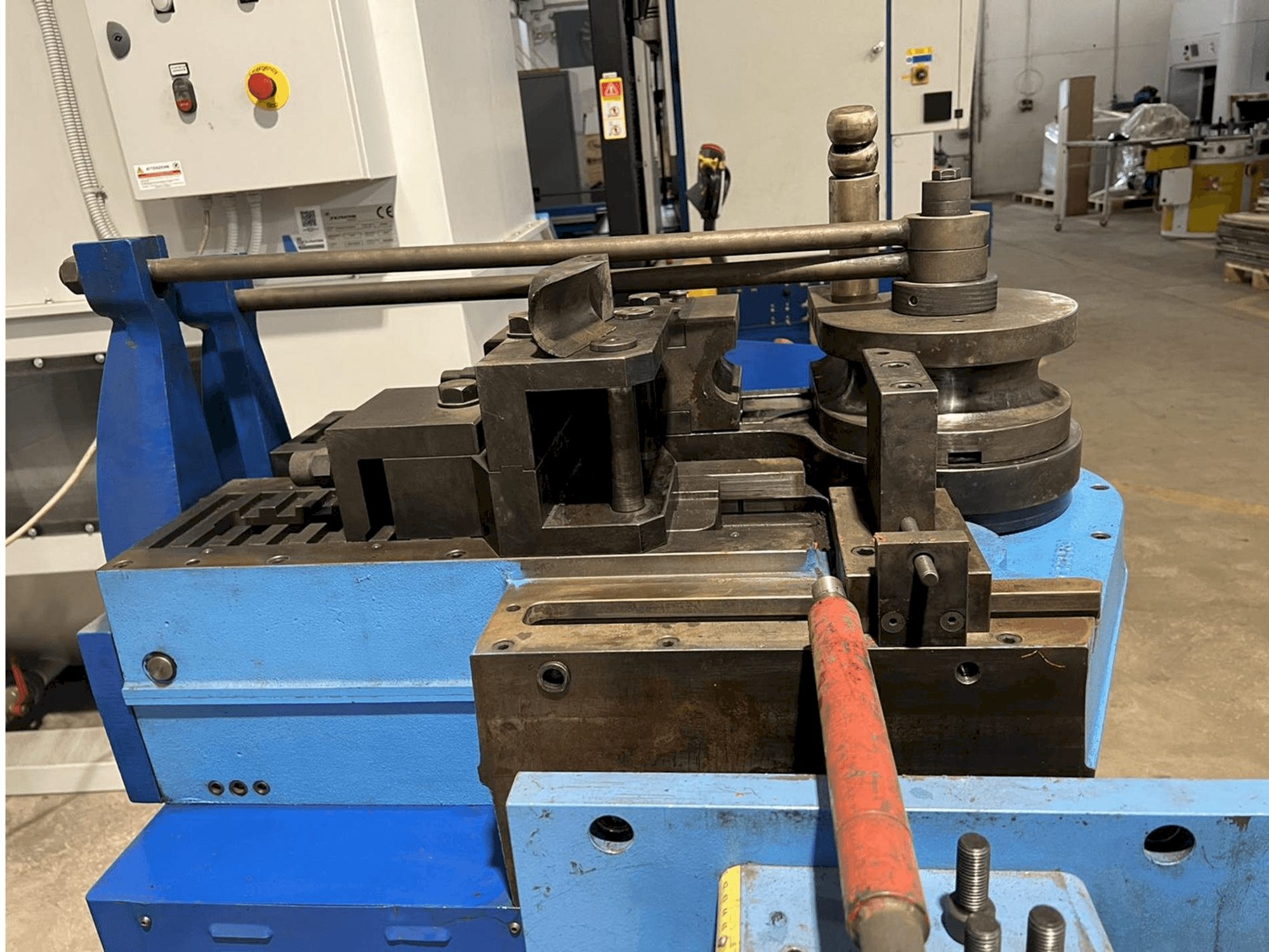 Koneen CBC Uni 90 vasemman sivun näkymä