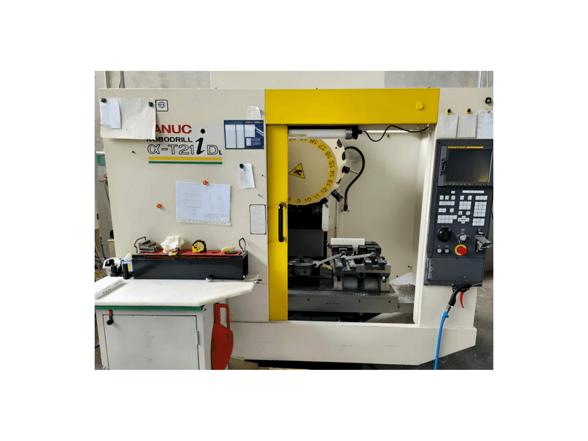 Koneen FANUC Robodrill Alpha T21iD etunäkymä
