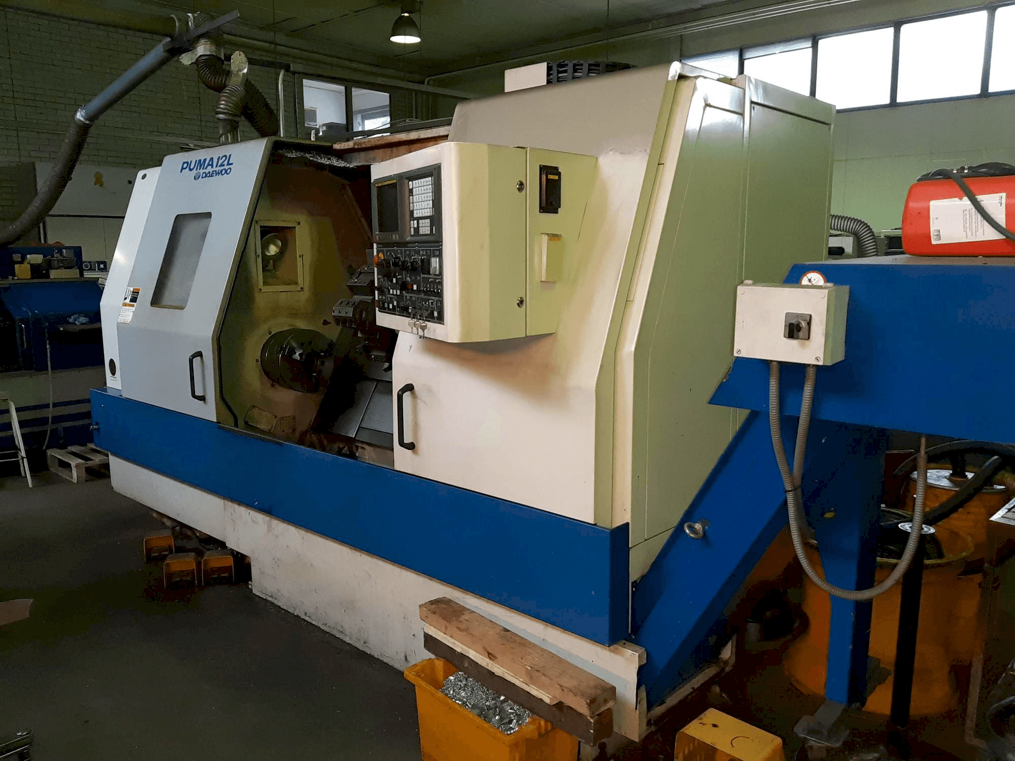 Koneen DAEWOO PUMA 12L etunäkymä