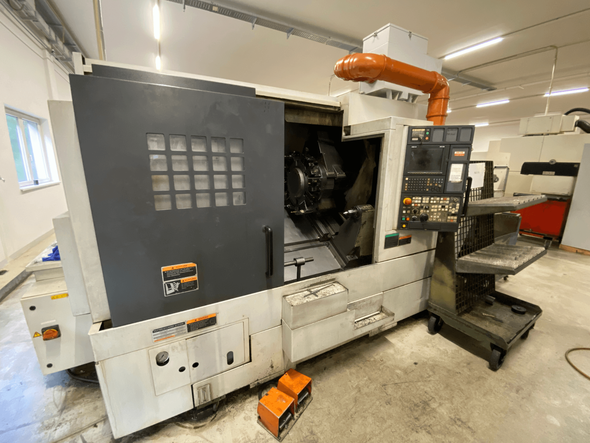 DMG Mori Seiki NL2500Y/700 -sorvaus-jyrsinkeskus, etunäkymä, jossa näkyvät ohjauspaneeli ja koneen kotelon yksityiskohdat.