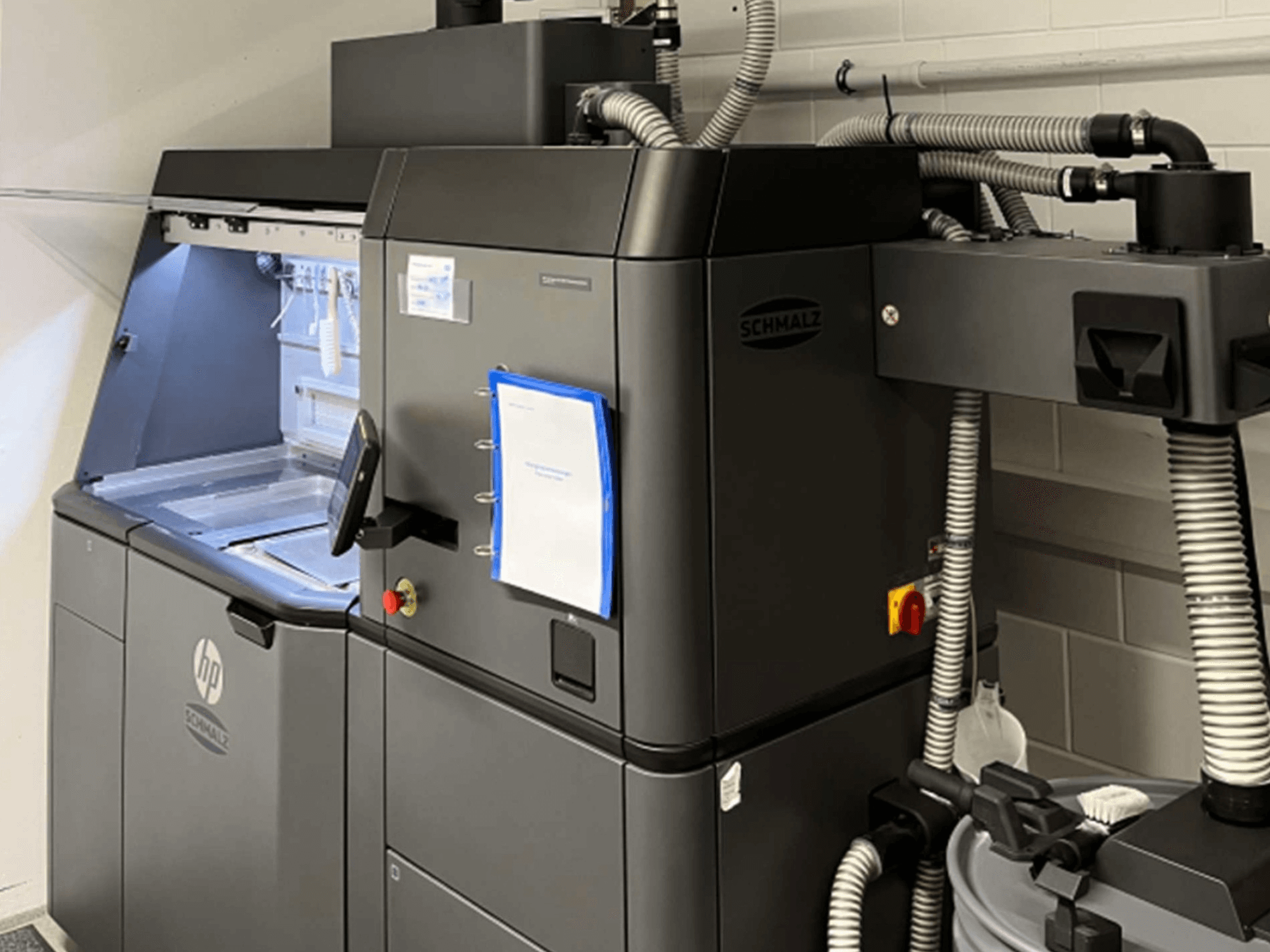 HP Jet Fusion 3D 4200 -muovinen 3D-tulostin, sivukuva, jossa näkyvät ohjauspaneeli ja sisäiset komponentit.