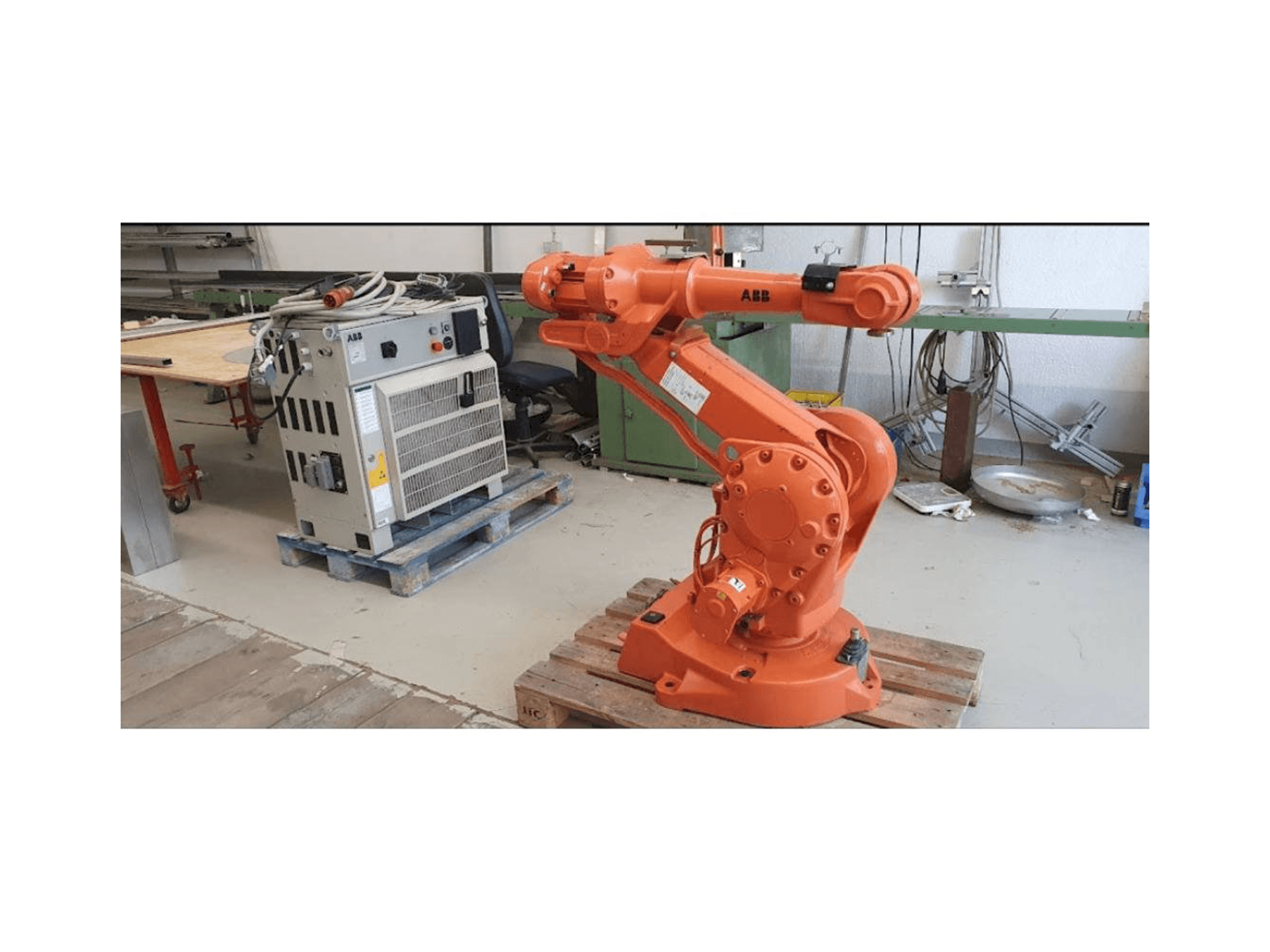 Koneen ABB IRB 2400 M2000 etunäkymä