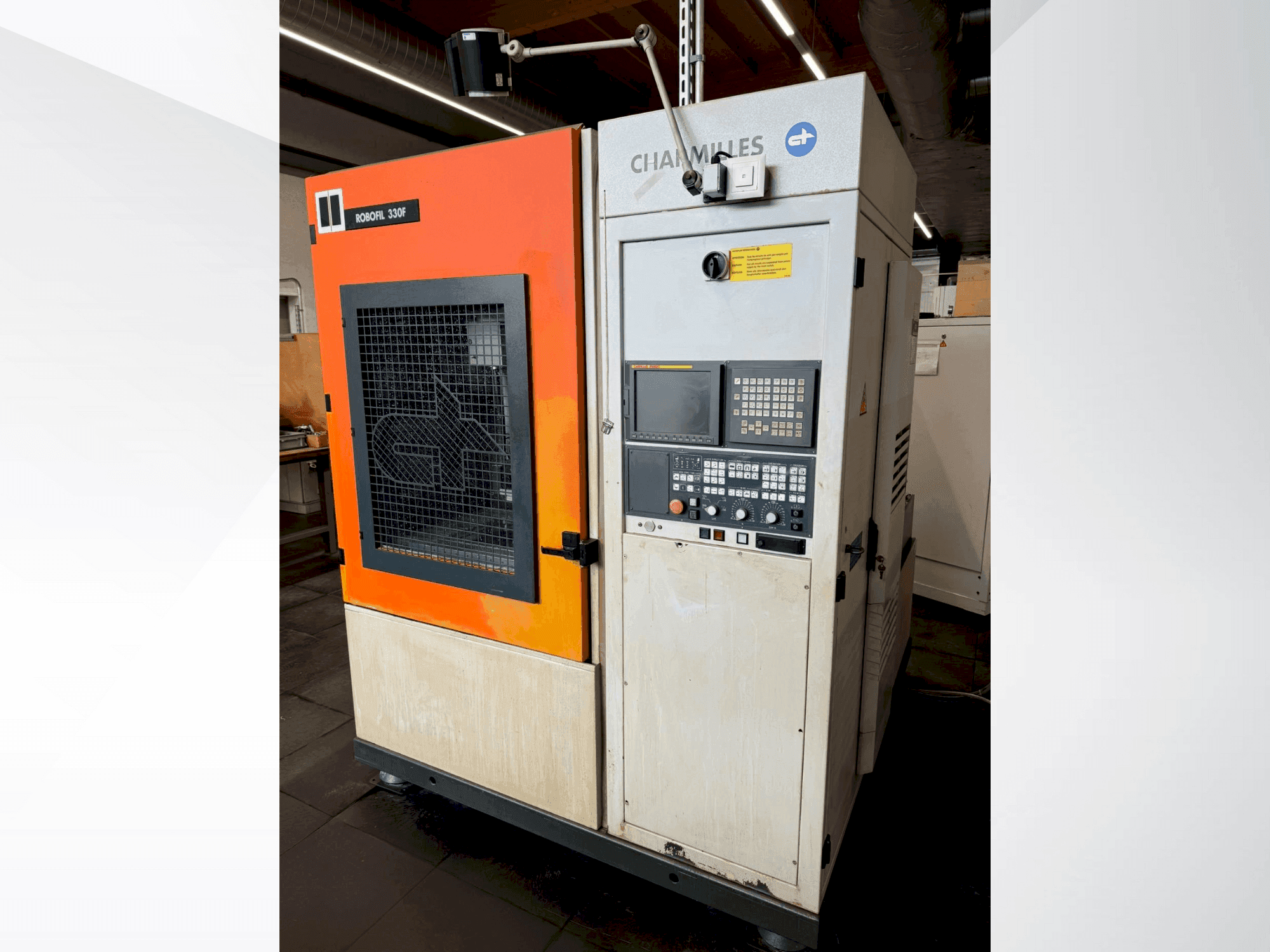 Koneen CHARMILLES Robofil 330F etunäkymä