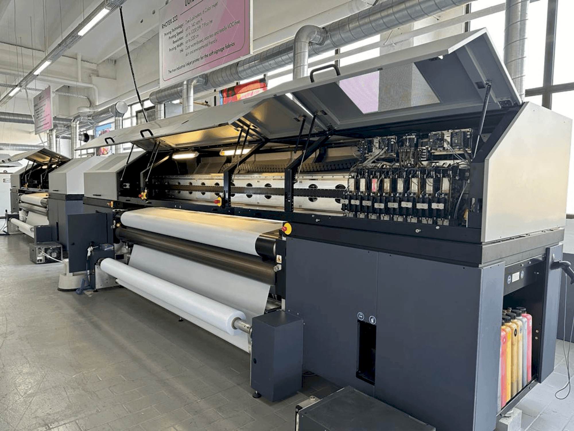 Koneen Durst Rhotex 322 etunäkymä