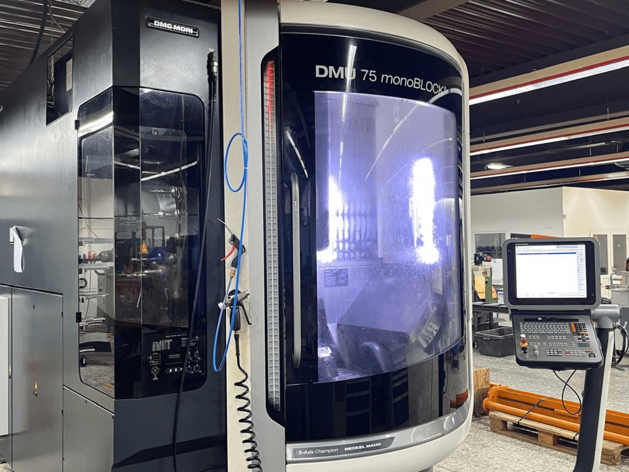 DMG MORI DMU 75 MonoBlock yleiskoneistuskeskus, etukuva, jossa näkyy ohjauspaneeli ja erottuva kotelo.