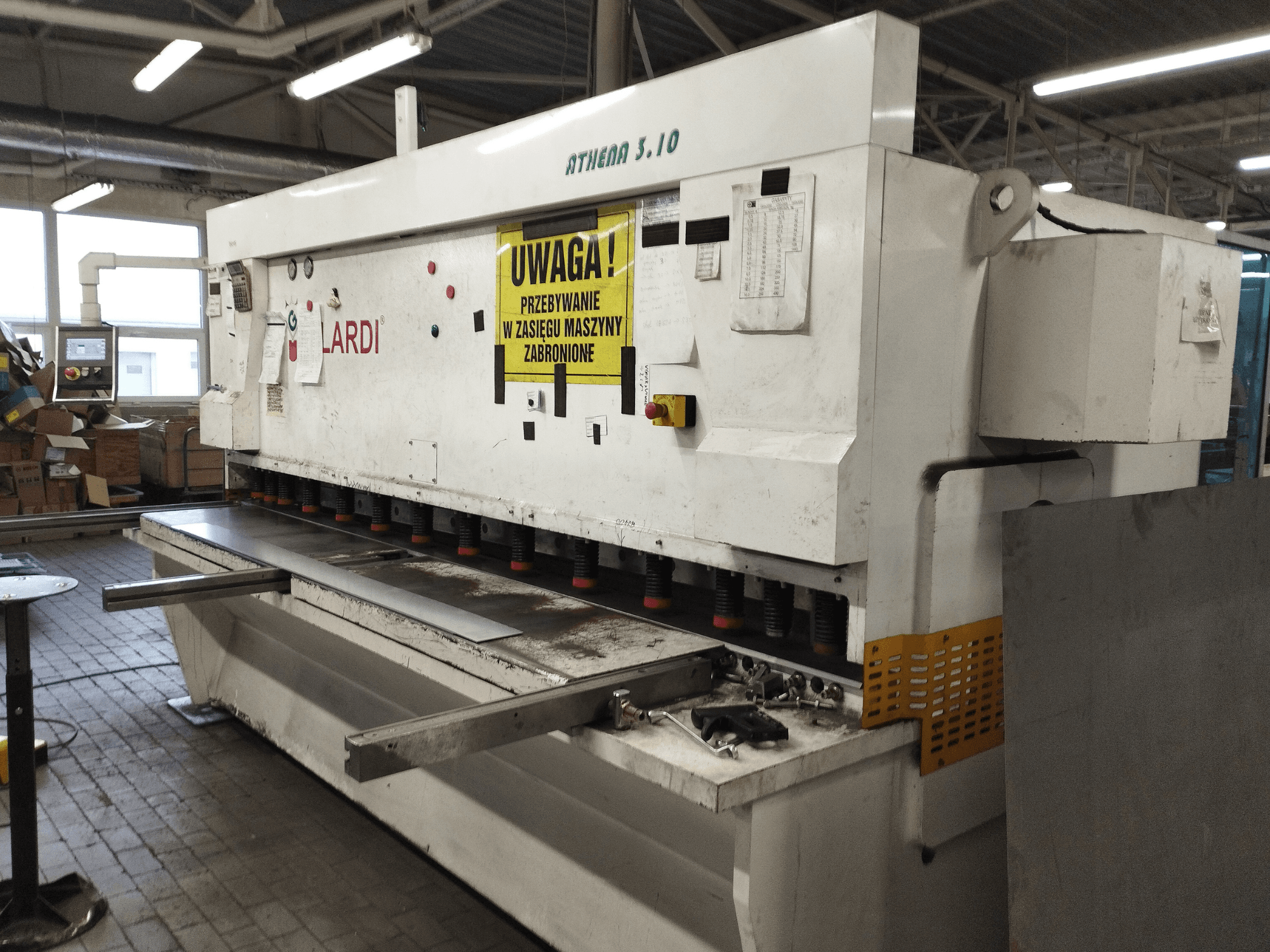 GILARDI ATHENA 3.10 CNC-leikkauskone työpajassa, etunäkymä, jossa näkyvät ohjauspaneeli ja leikkausterät.