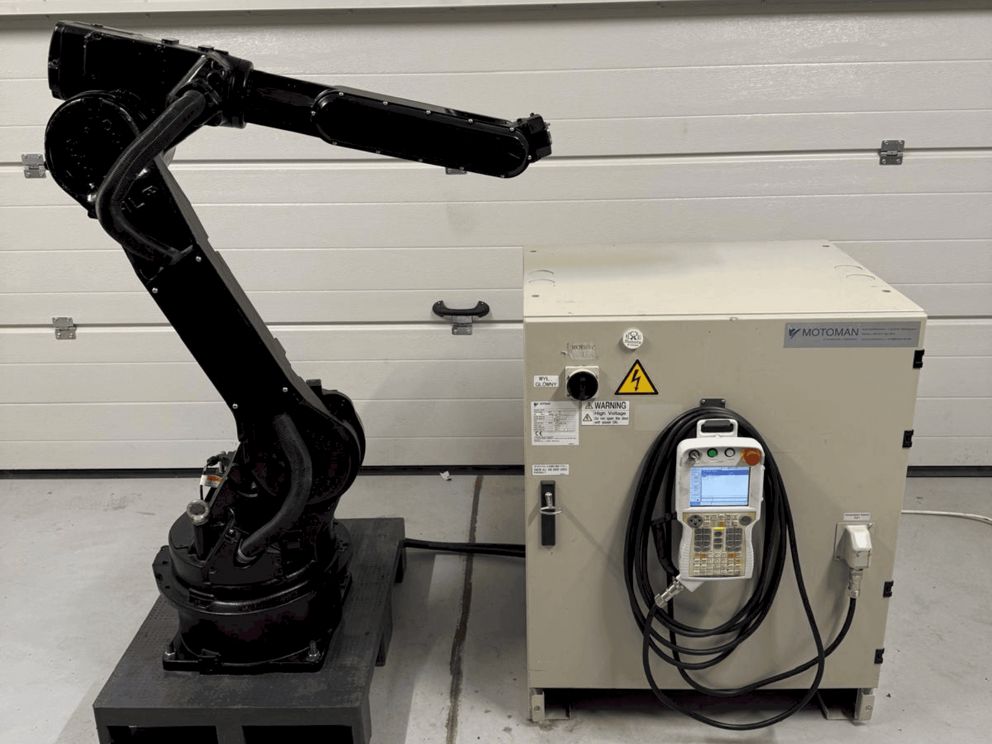 Koneen Yaskawa Motoman YR HP 20D etunäkymä