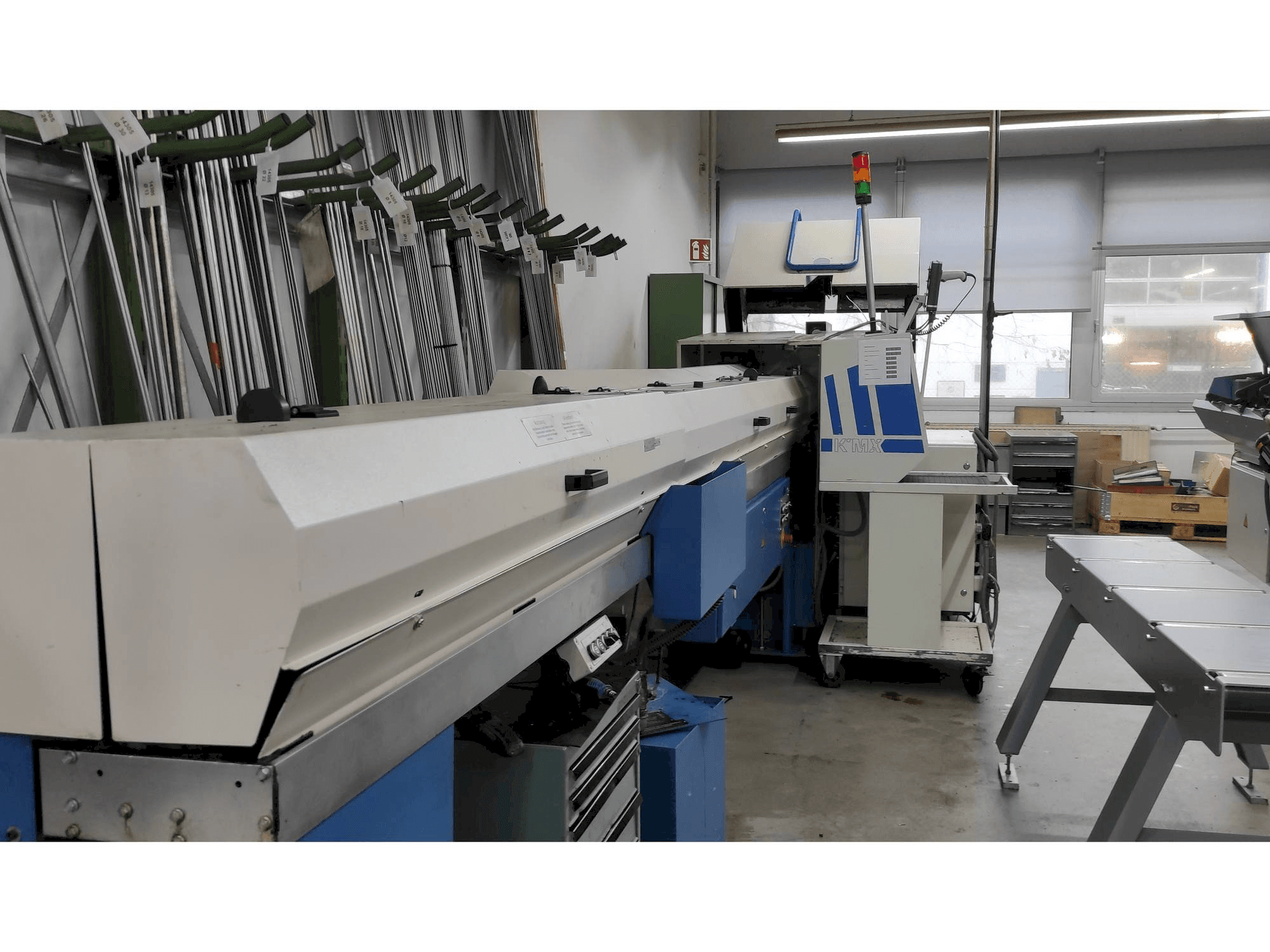 Koneen Manurhin KMX 226 with FMB bar loader vasen näkymä