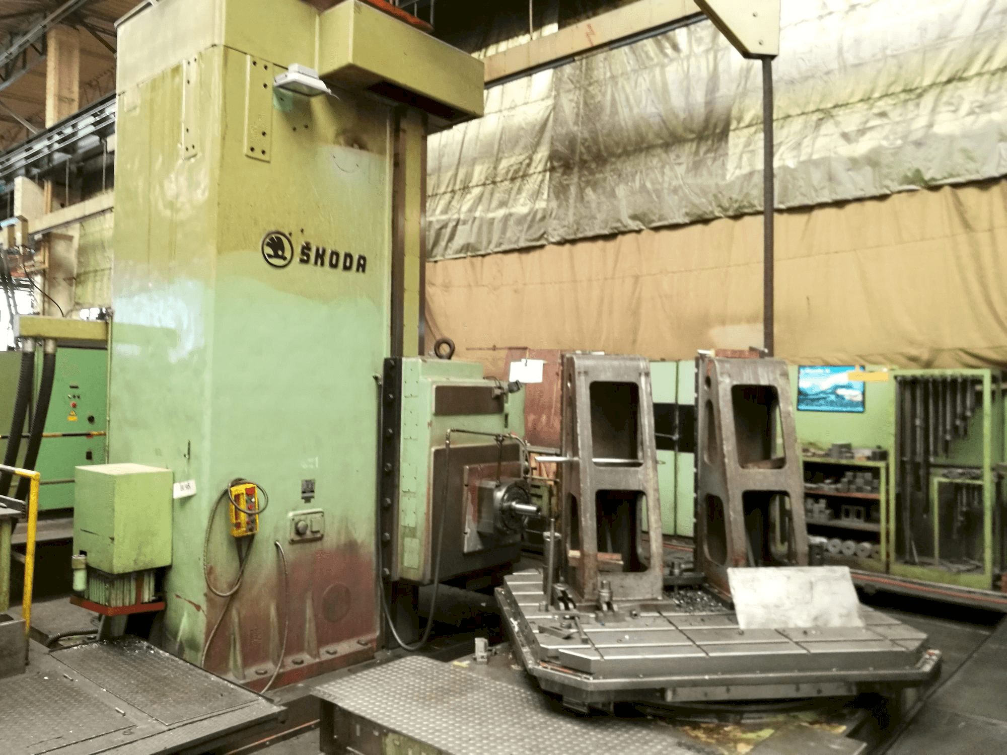 Koneen SKODA WI 130 etunäkymä