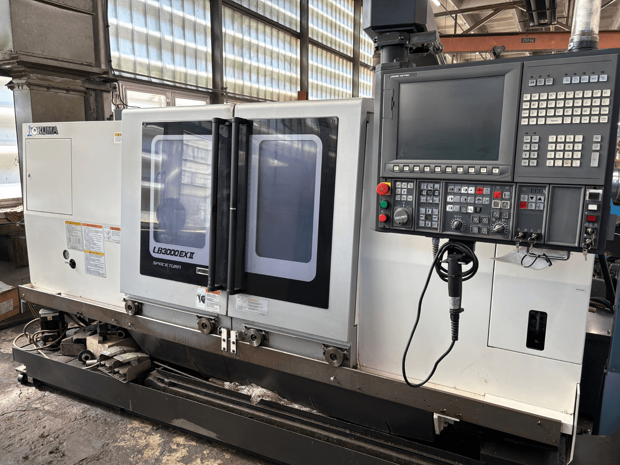 Okuma LB3000EXII -vaakasuora sorvi, etunäkymä, jossa näkyvät ohjauspaneeli ja lastausluukku.