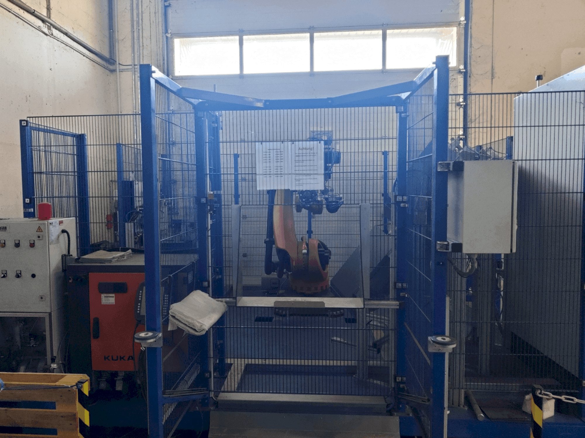 Koneen KUKA KR 120 R 2500 pro etunäkymä