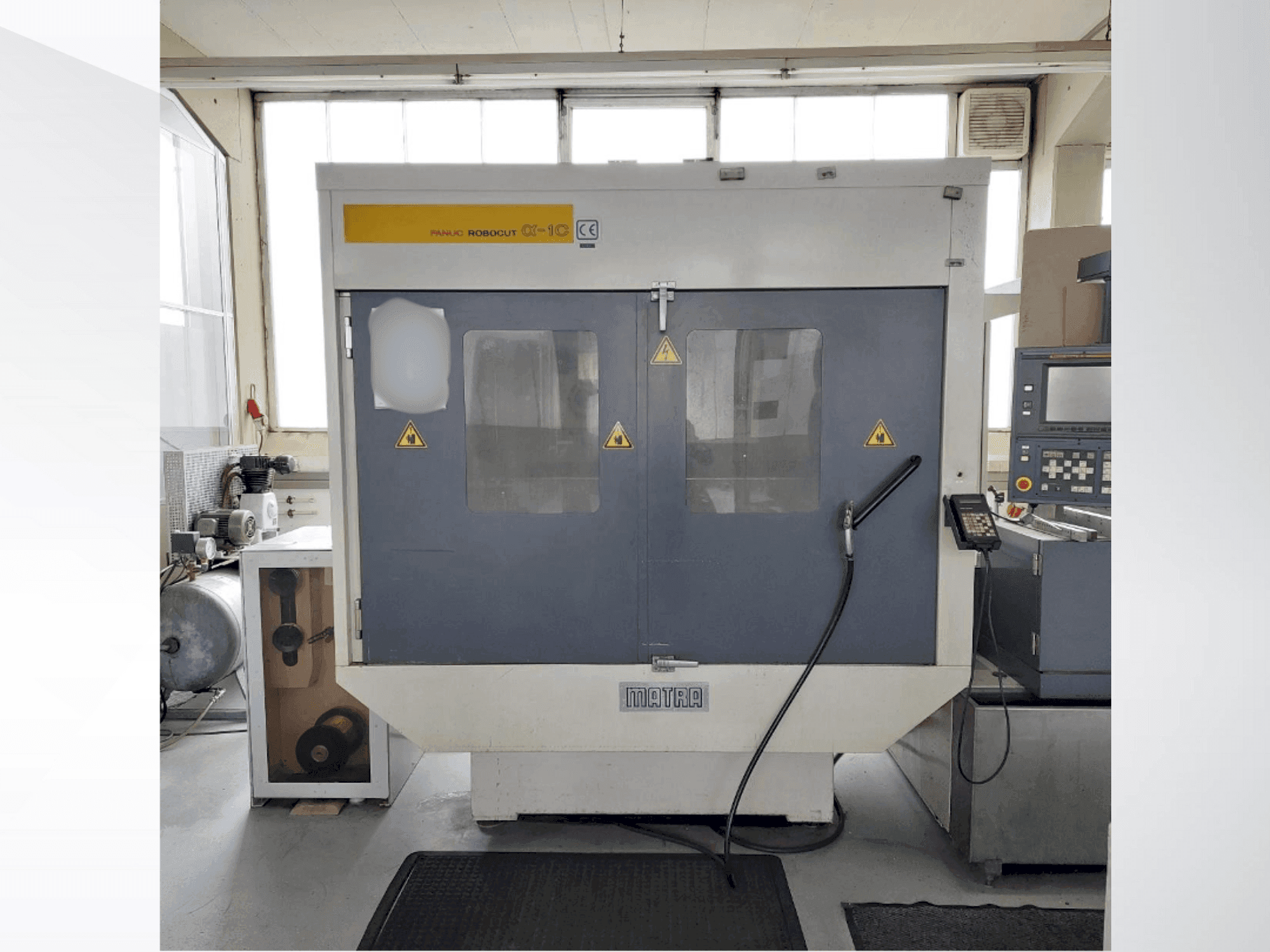 Koneen FANUC Robocut Alpha 1C etunäkymä