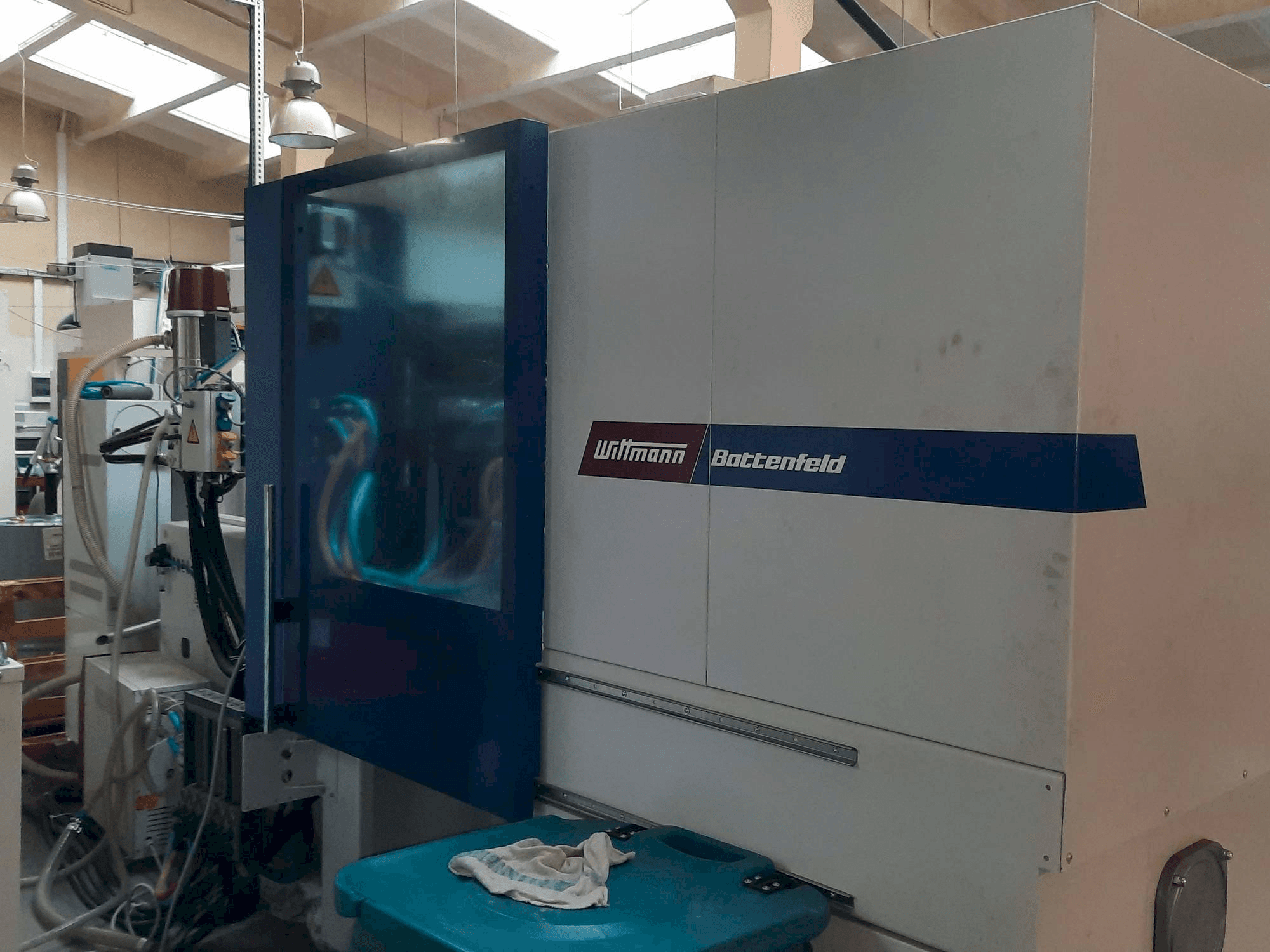 Koneen Battenfeld SmartPower 110/350 etunäkymä