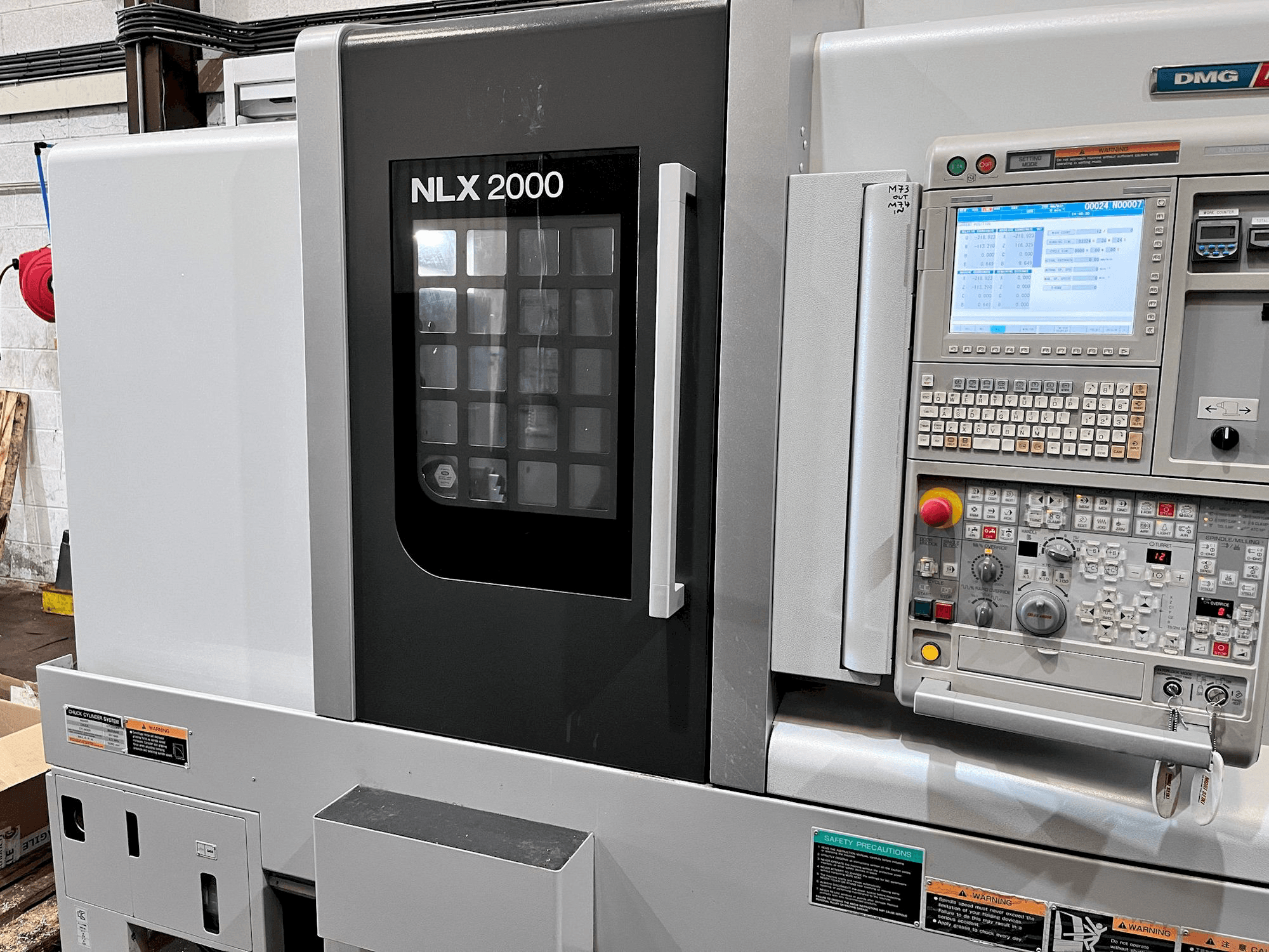 Koneen MORI SEIKI NLX 2000MC/500 etunäkymä