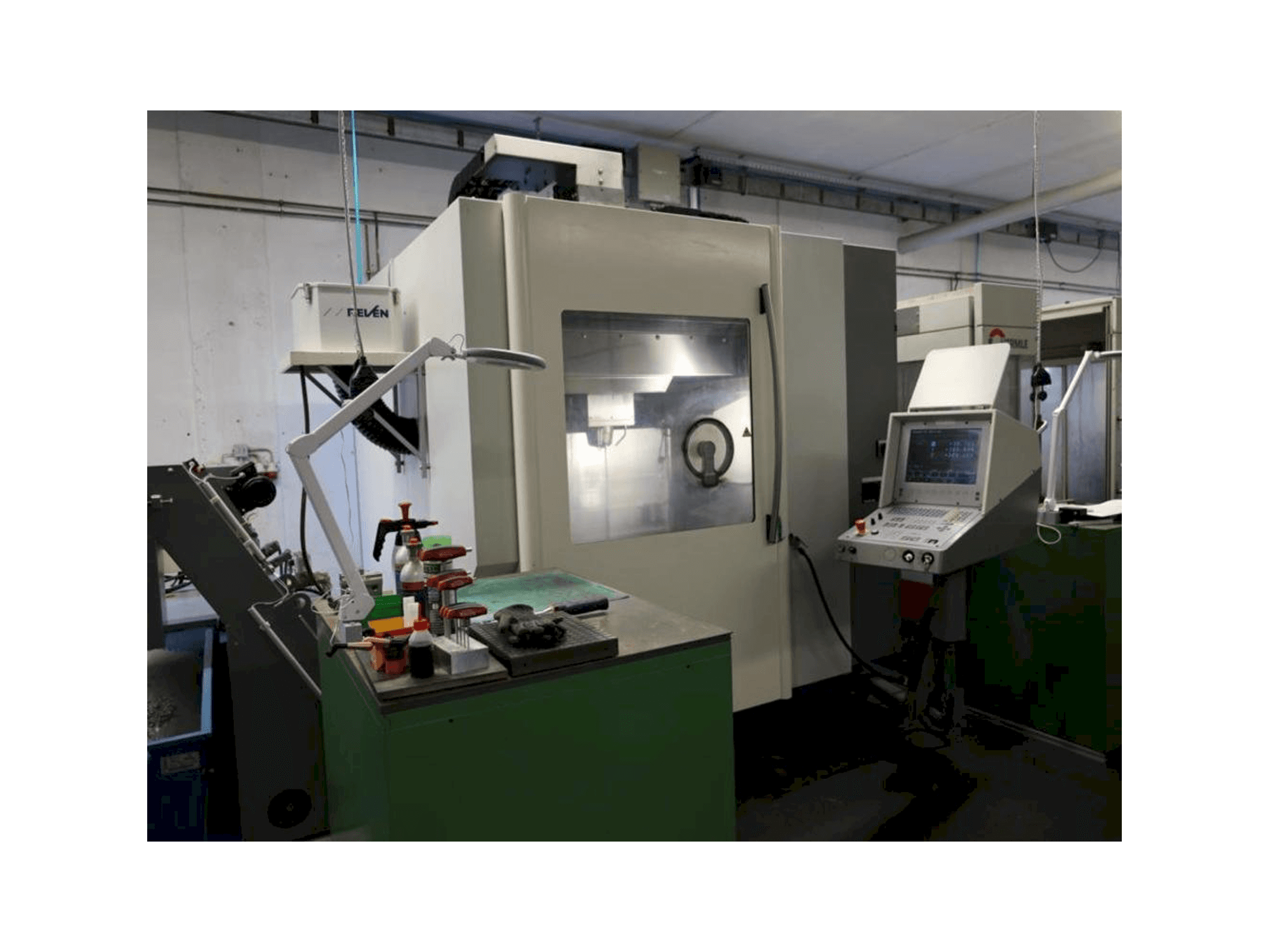 Koneen DMG DMC65V etunäkymä