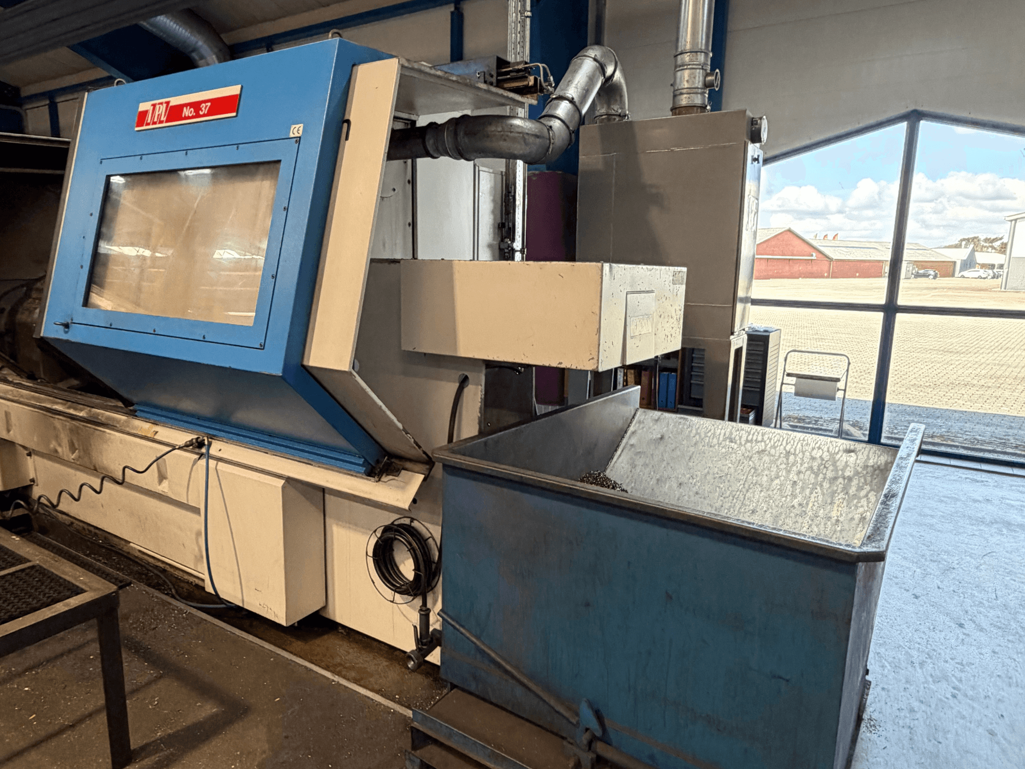 Vaakasuuntainen sorvauskone BOEHRINGER VDF 315 CM, etukuva, jossa sininen paneeli ja jätteiden keräysastia.