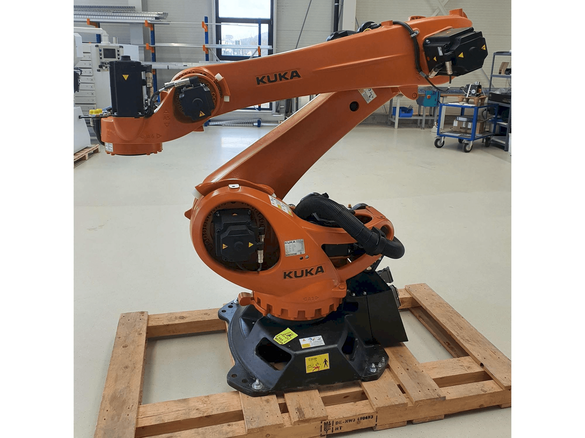 Koneen KUKA KR180 R3200PA etunäkymä