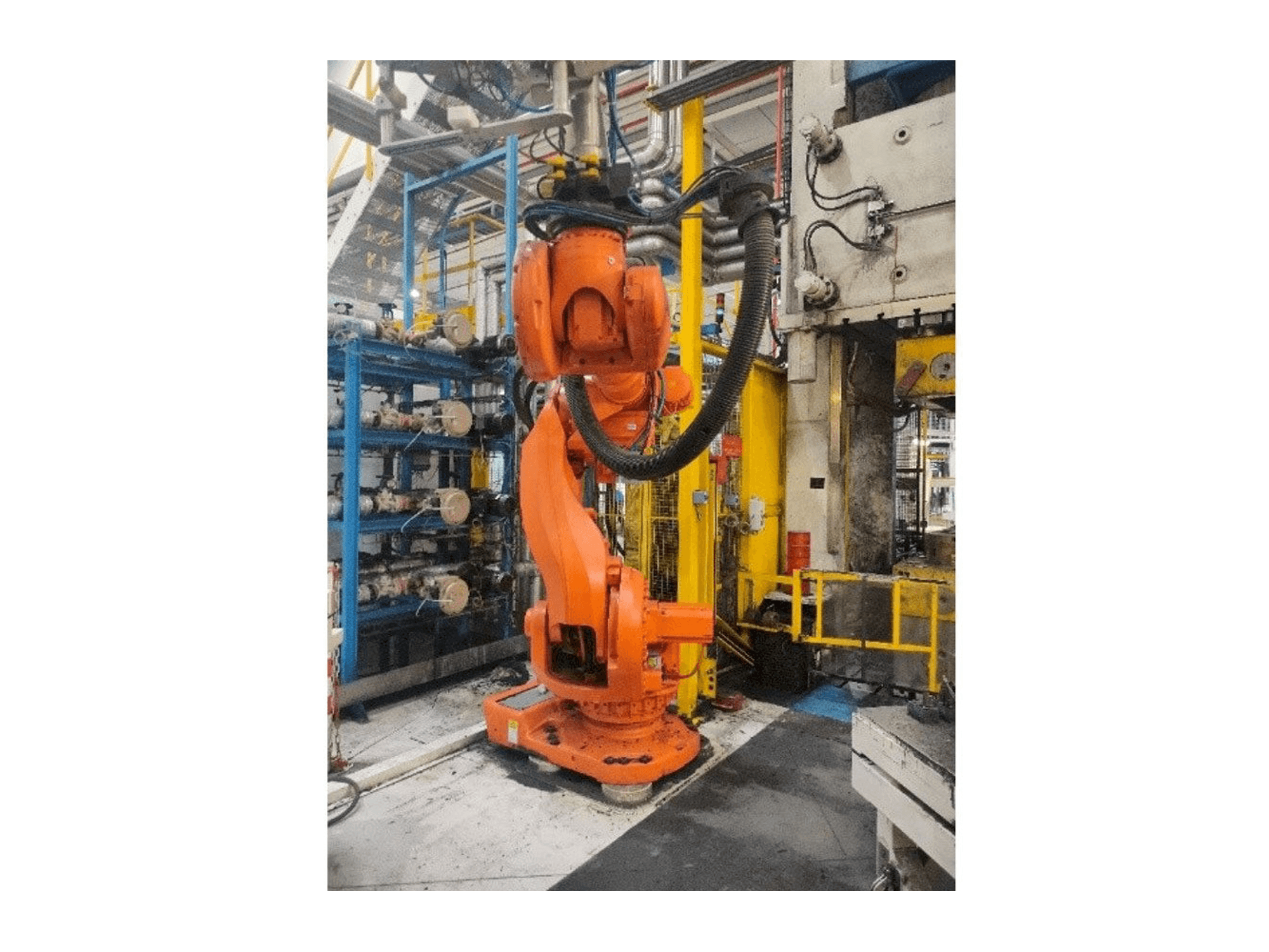 Koneen ABB IRC5 M2004 etunäkymä