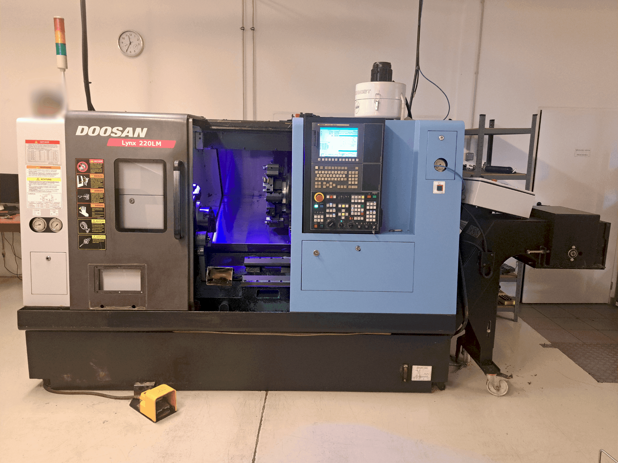 Koneen DOOSAN LYNX 220LMA etunäkymä