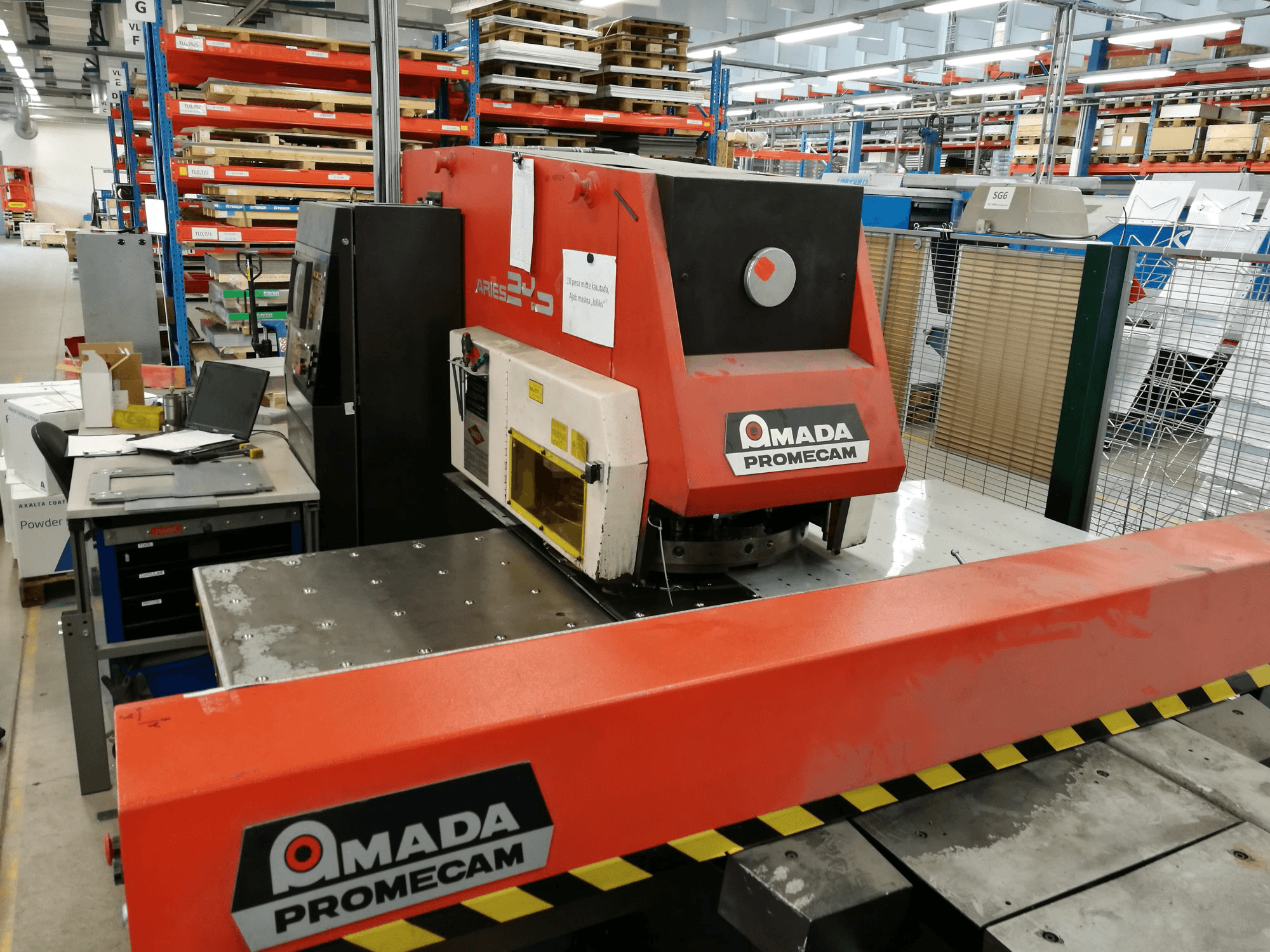 Koneen AMADA etunäkymäARIES 245