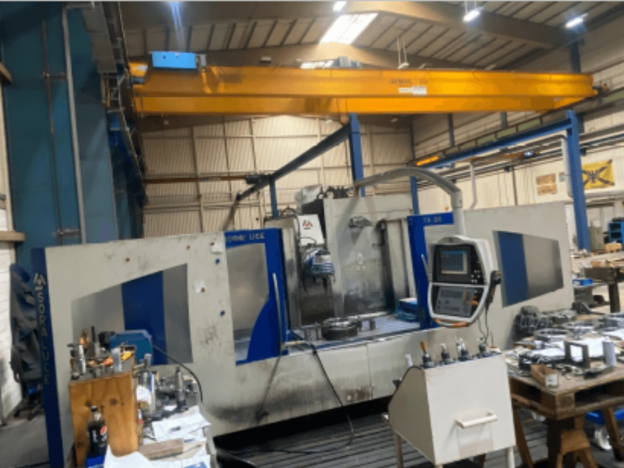 Soraluce TA-A20 sänkyjyrsin, etukuva, jossa näkyy ohjauspaneeli ja työalue työkaluineen ja materiaaleineen.