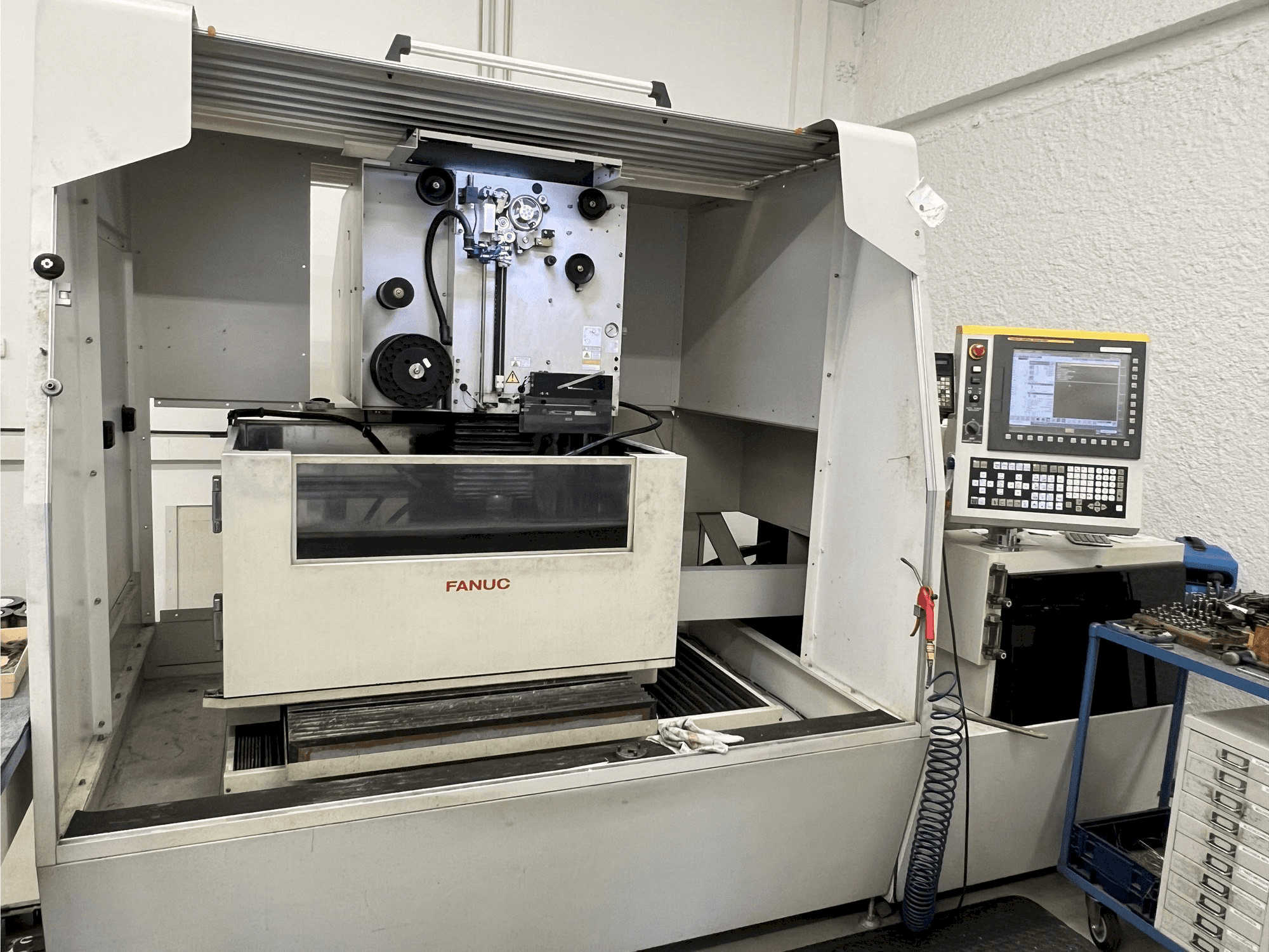 Koneen FANUC Robocut Alpha 1-iD etunäkymä
