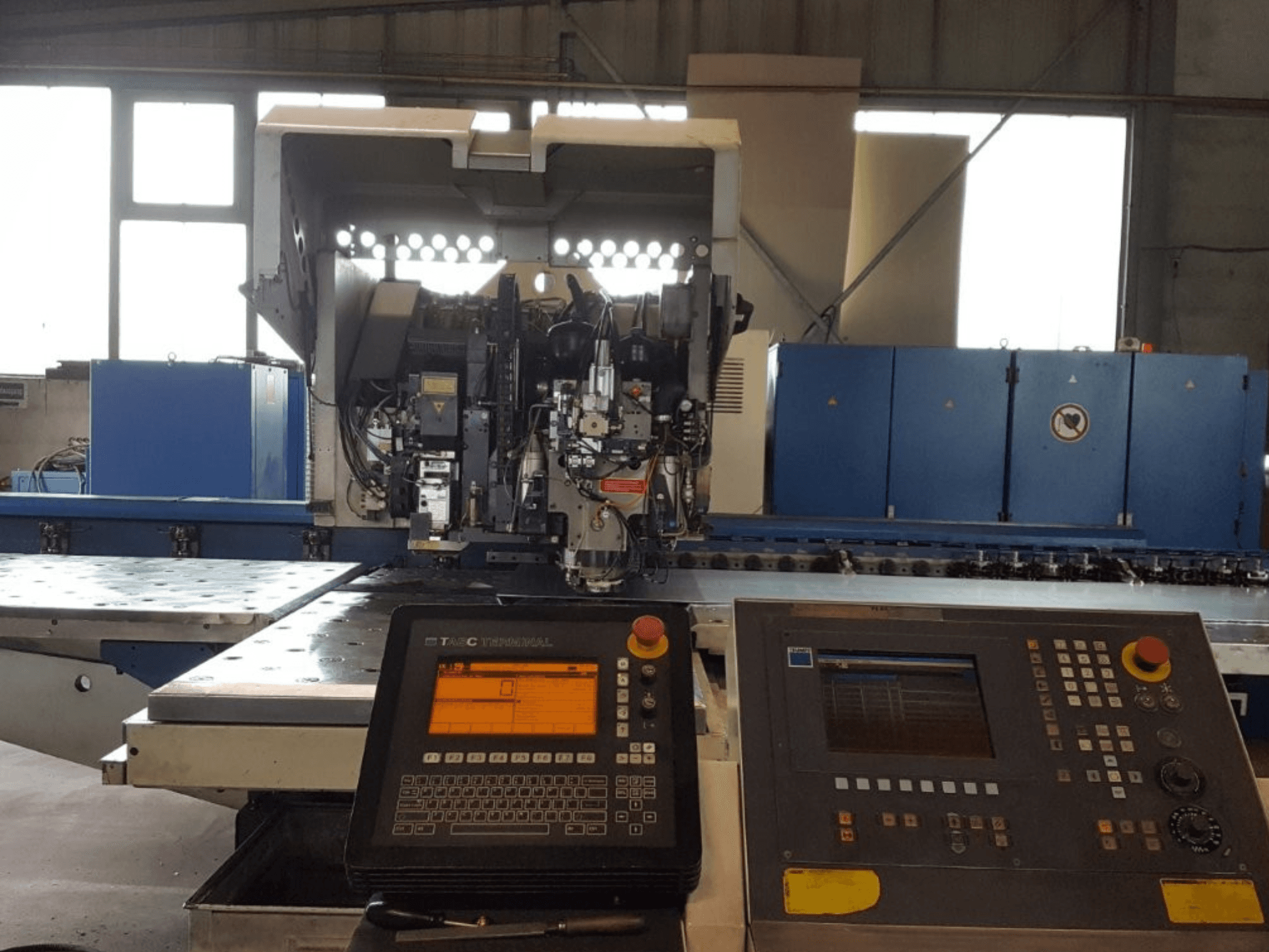 TRUMPF Trumatic 600L Punch-Laser Combo, etukuva, jossa näkyy ohjauspaneeli ja koneen yksityiskohdat työpajassa.