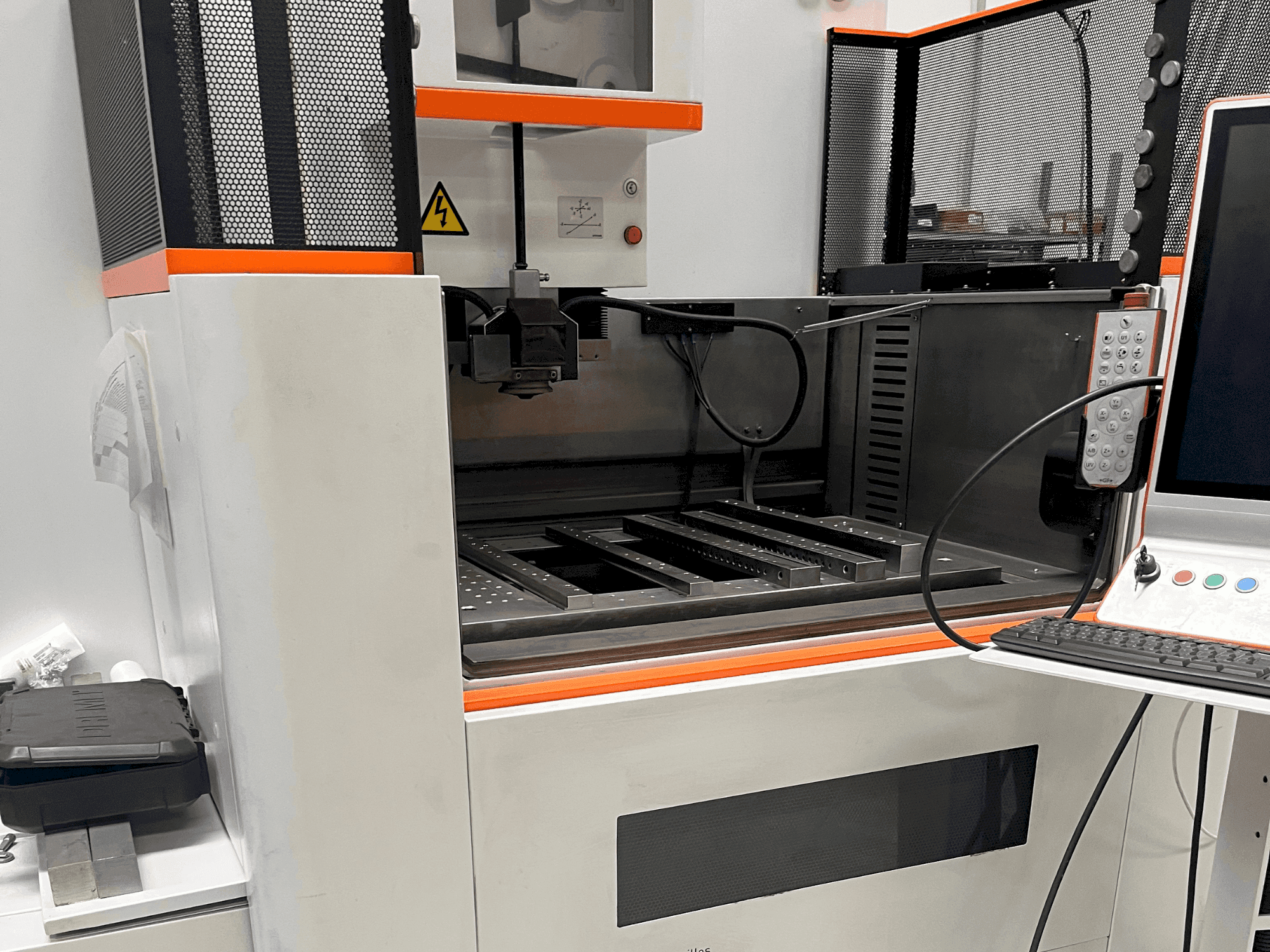 Koneen AgieCharmilles CUT E 600 etunäkymä