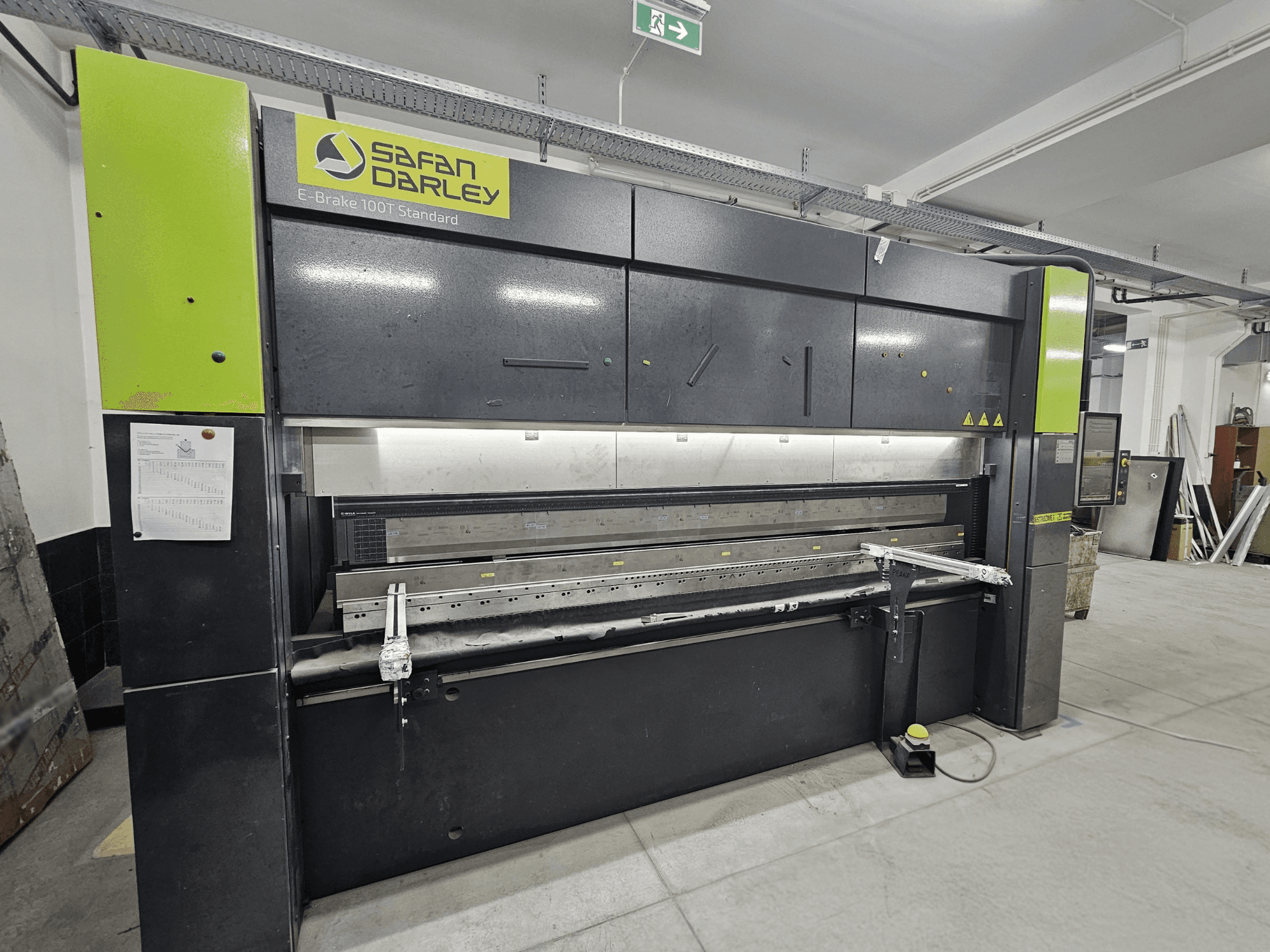 SafanDarley E-Brake 100T Standard, etukuva; hydraulinen taivutuskone, jossa on ohjauspaneeli, jalkapoljin ja turvaominaisuudet.