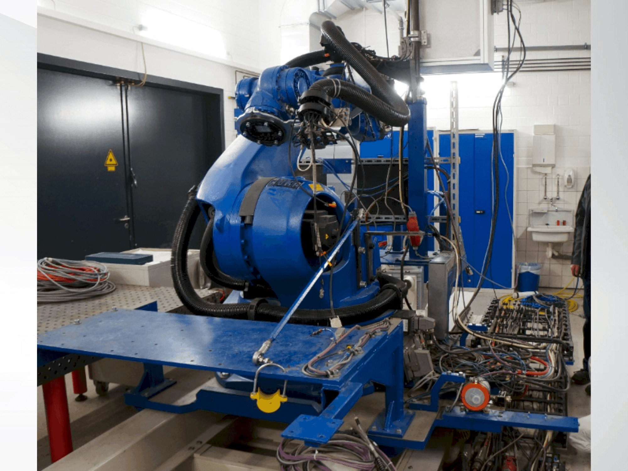 Koneen  KUKA KR 100-2 HA 2000 sivunäkymä