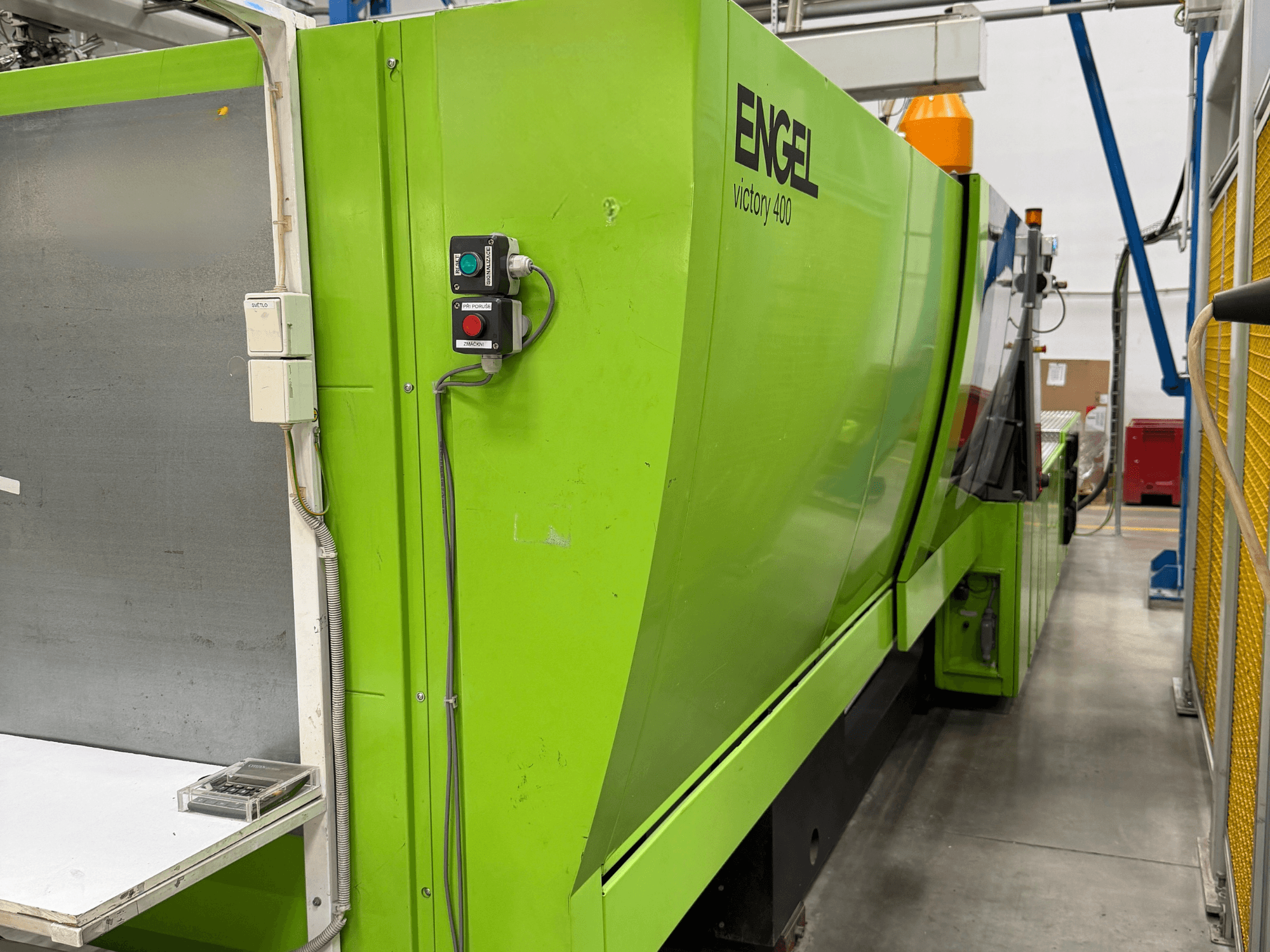 Engel Victory 400 -hydraulinen ruiskuvalukone, sivukuva, ohjauspaneelilla ja vihreällä ulkovärillä.