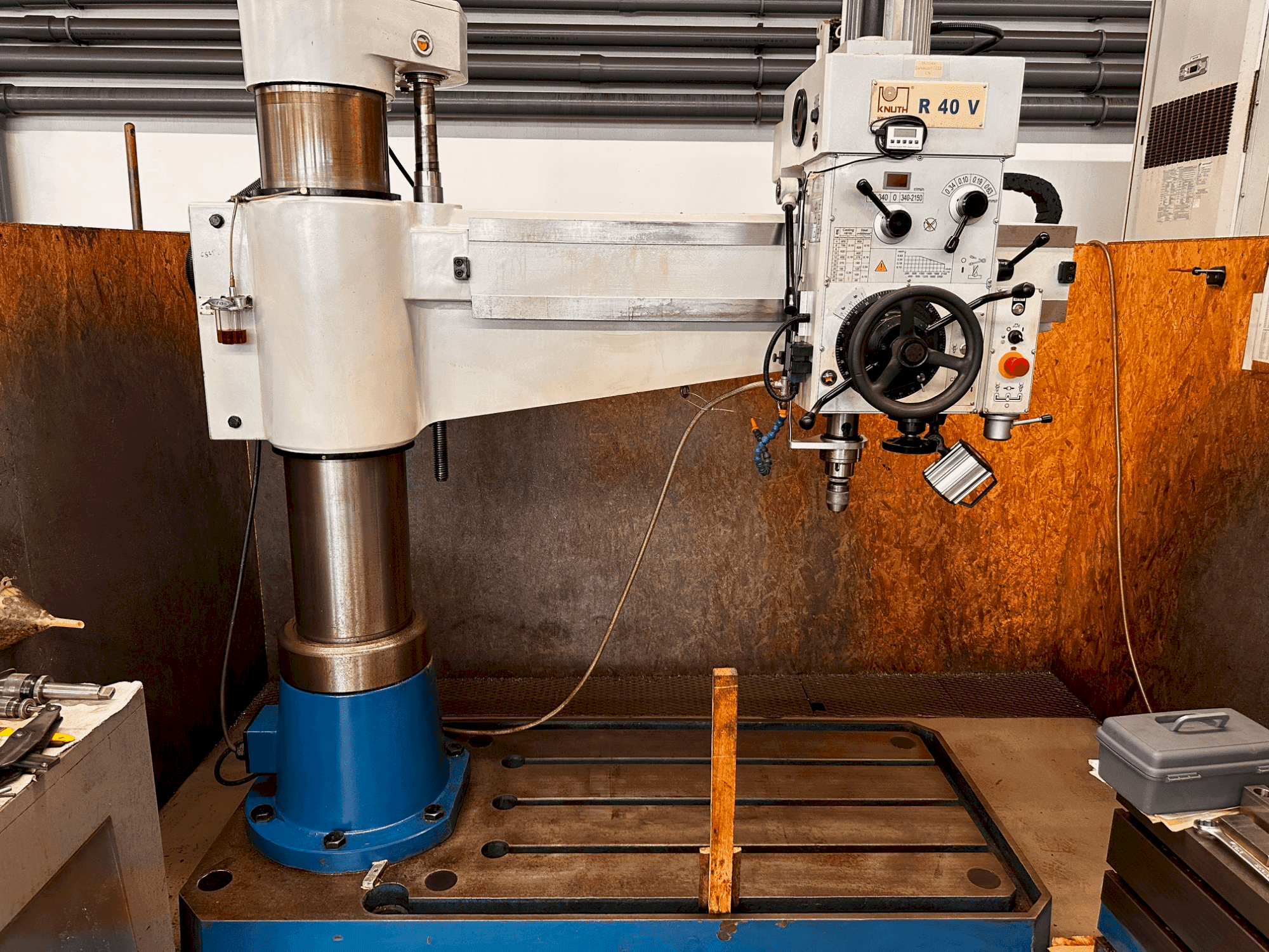 Koneen KNUTH R40V etunäkymä