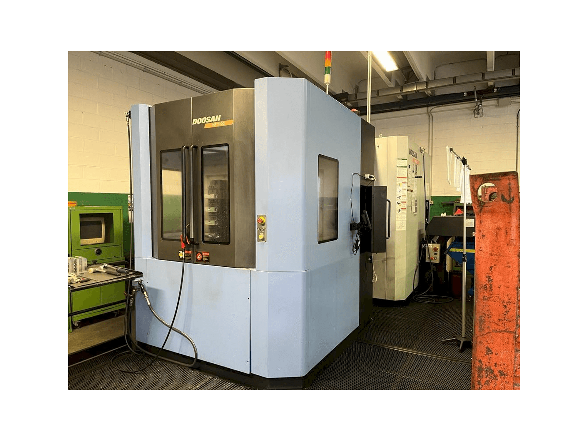 Koneen Doosan HP5100 vasemman sivun näkymä