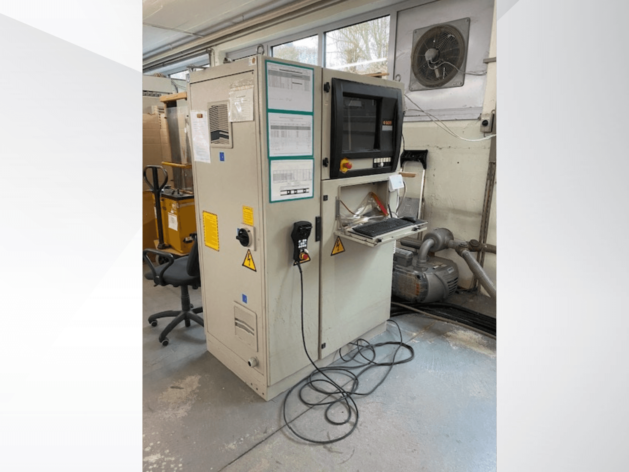 SCM Record 240 CNC-puuntyöstökeskus sivukuvassa, jossa on ohjauspaneeli, turvatarrat ja joka on liitetty moottoriin.